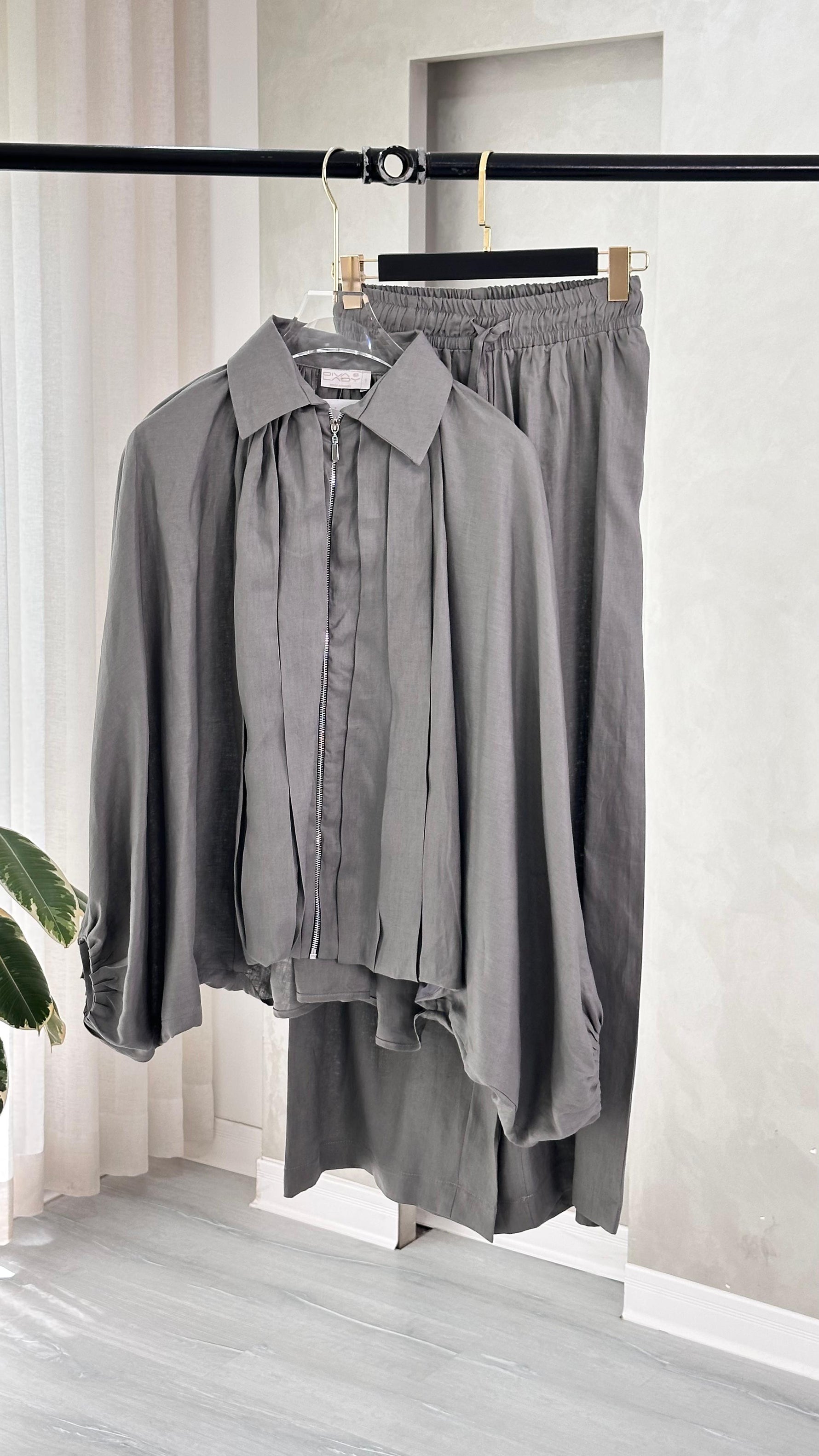 بدلة نسائي اكمام منفوخة