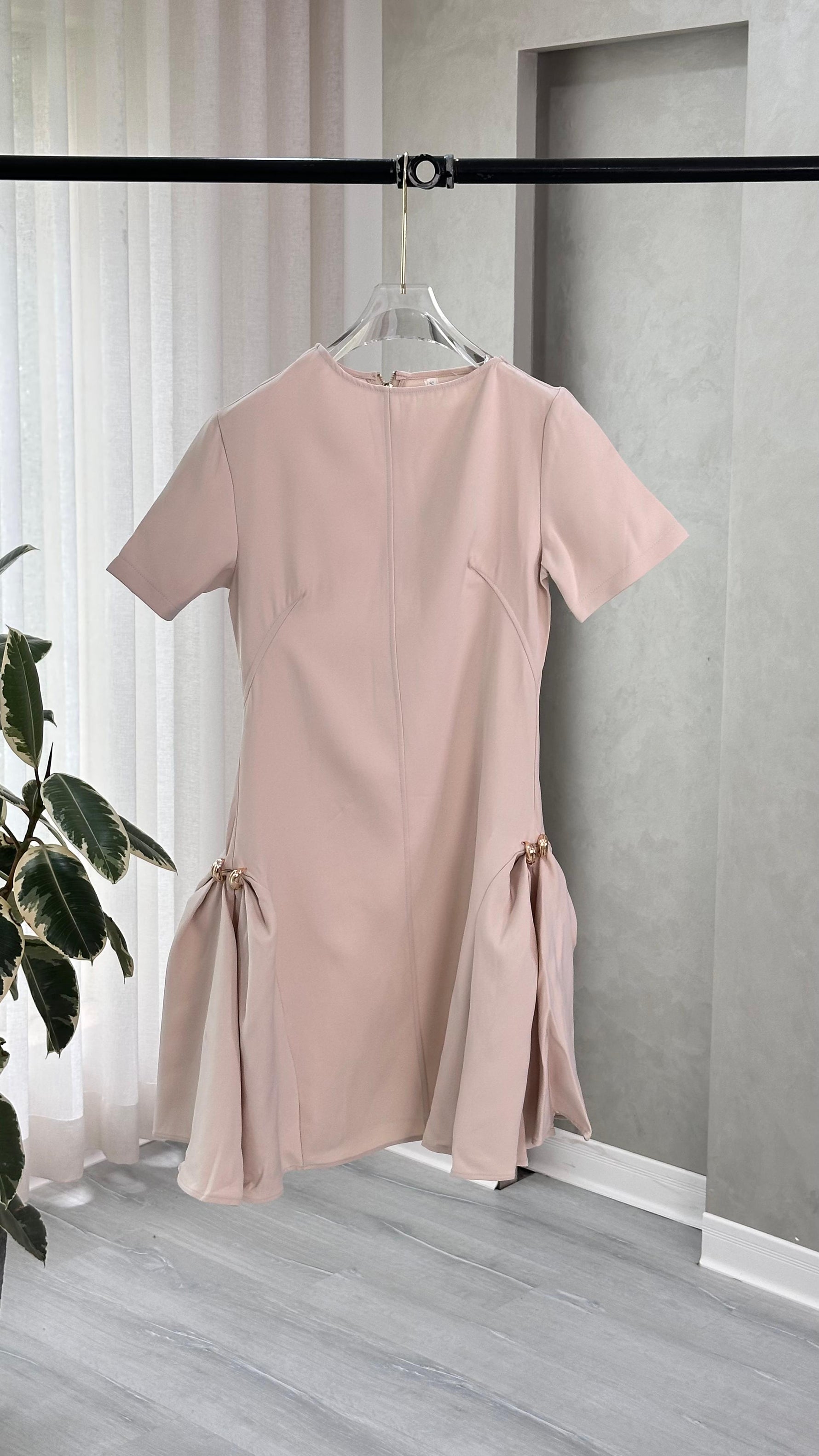 فستان بتصميم جانبي منفوخ