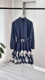 فستان مطبع بأكمام طويلة