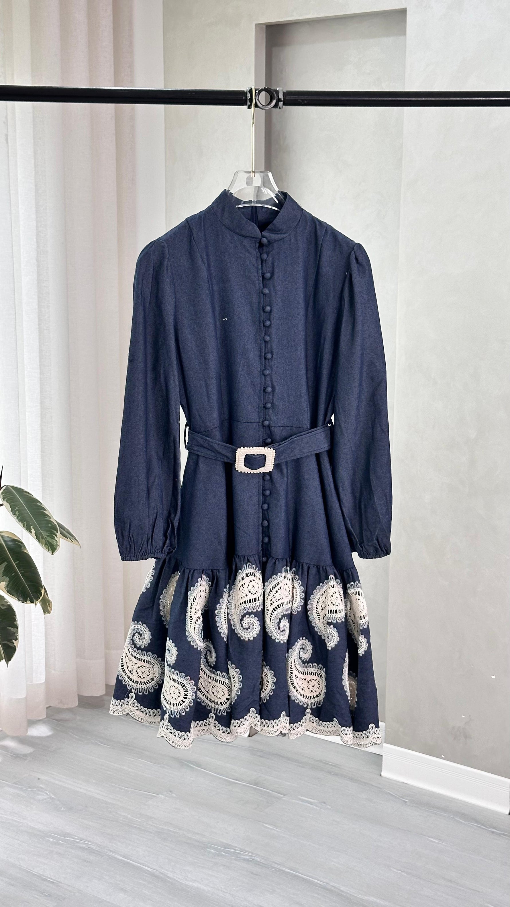 فستان مطبع بأكمام طويلة