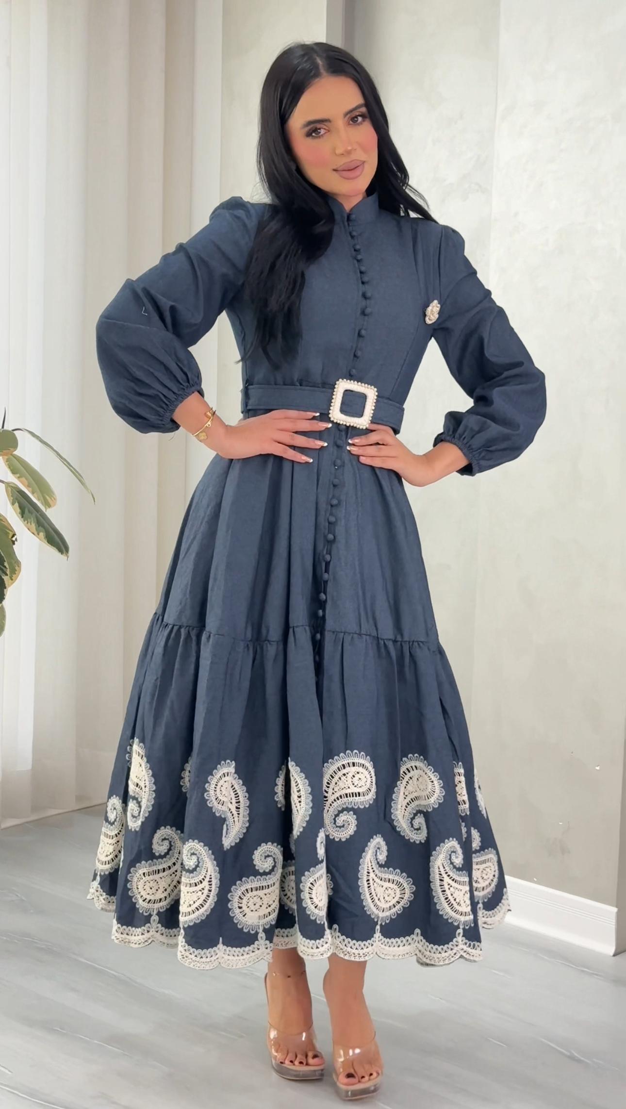 فستان طويل باكمام طويلة مطبع