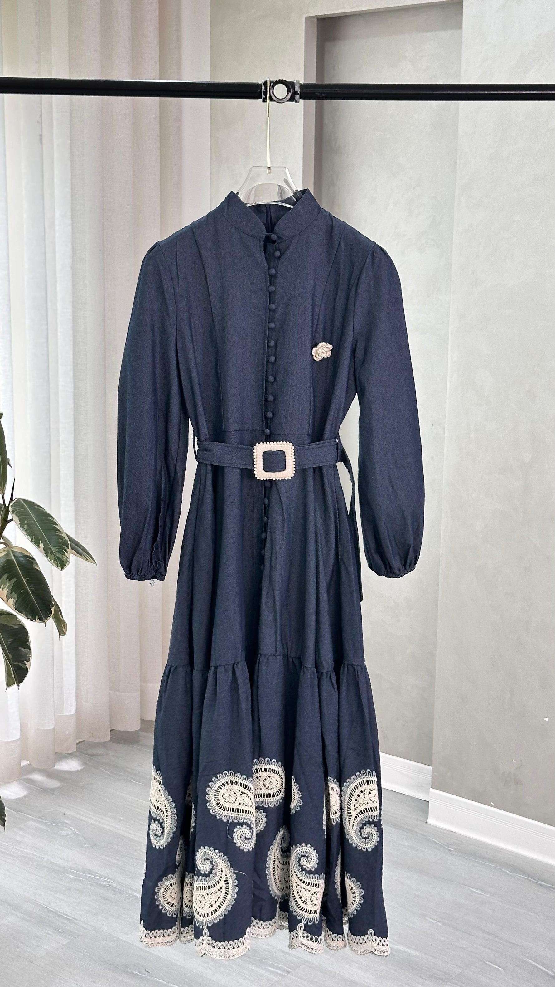 فستان طويل باكمام طويلة مطبع