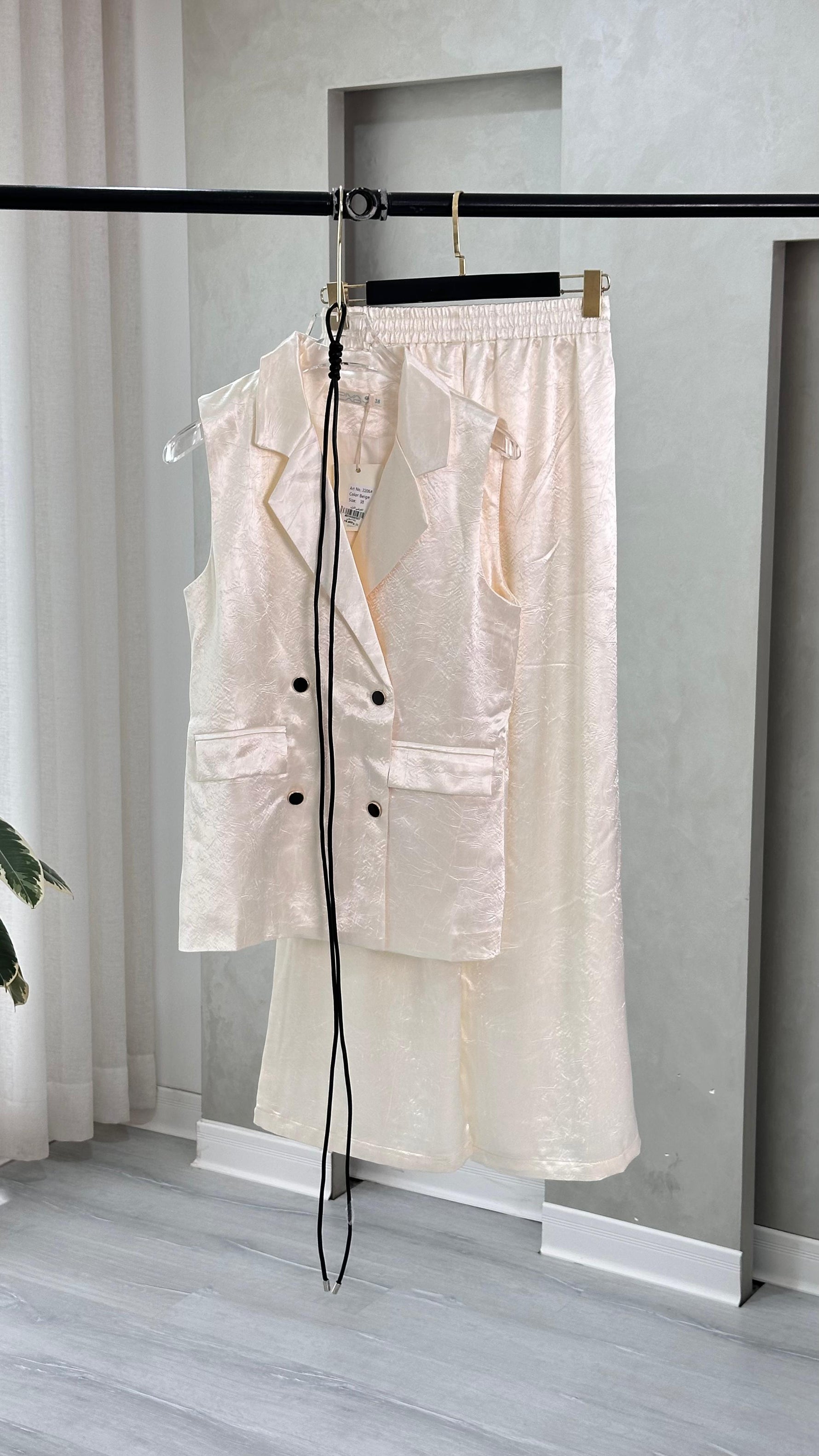 بدلة نسائي لامعة بحزام