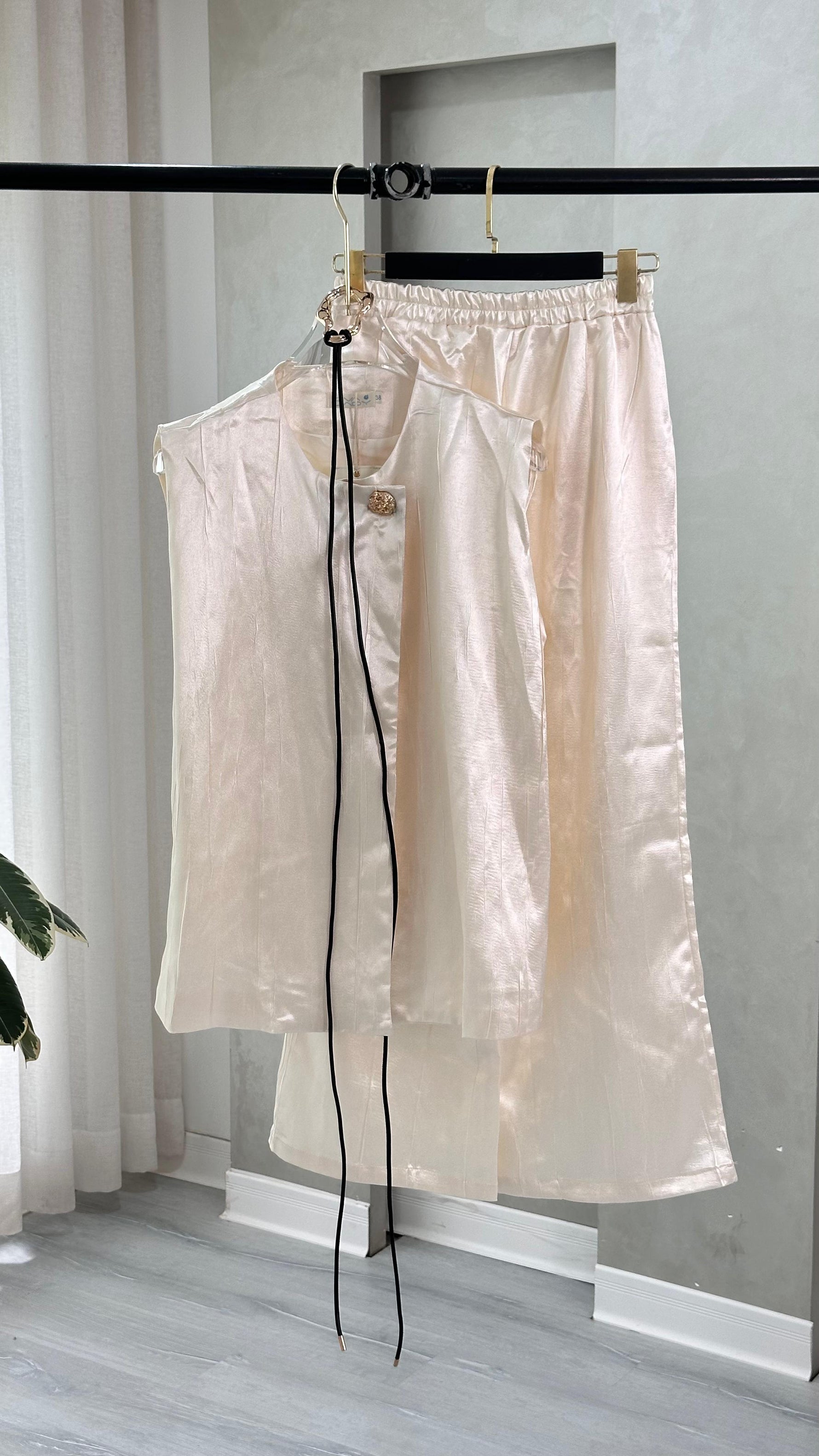 بدلة نسائي لامعة