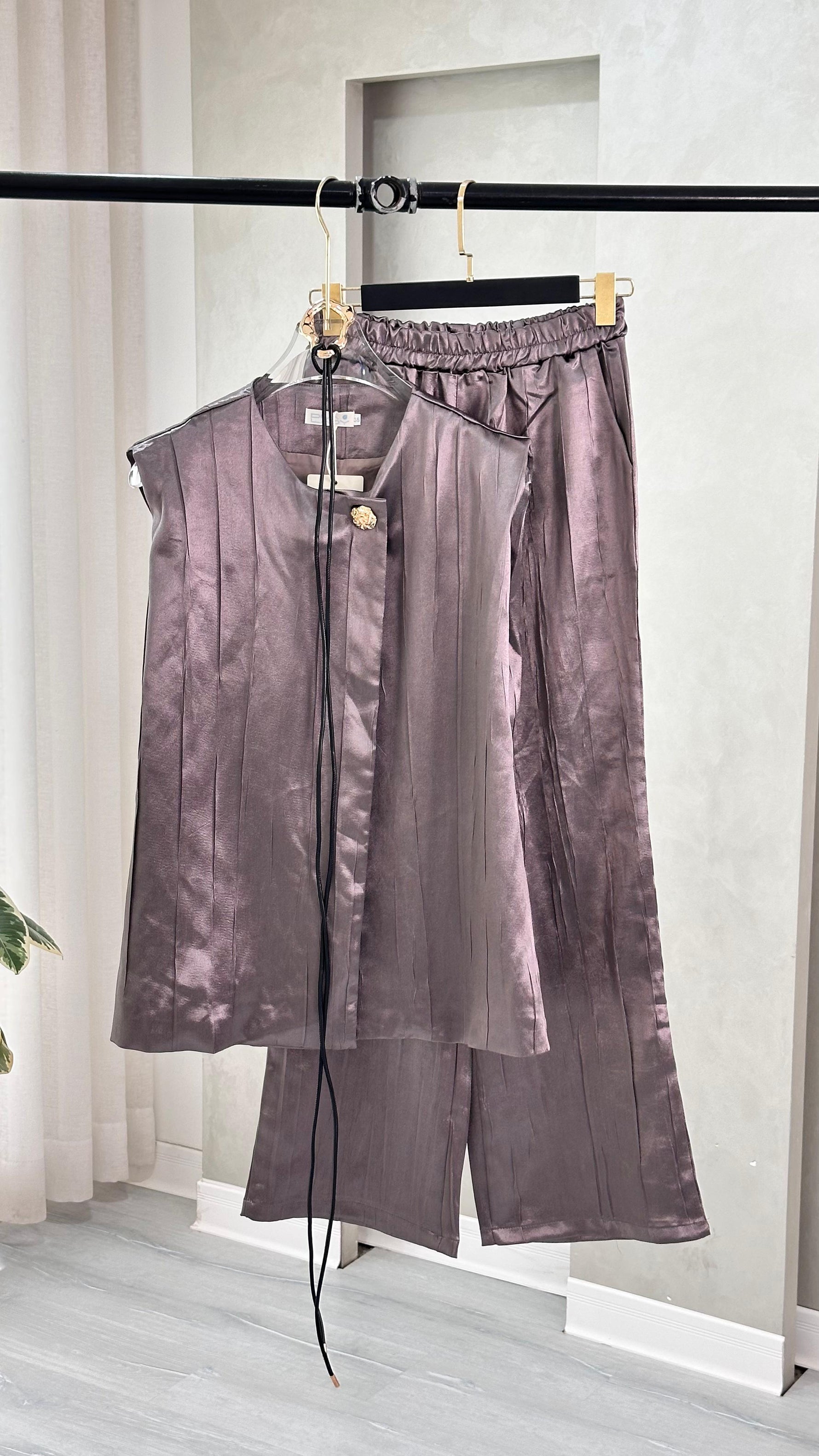 بدلة نسائي لامعة