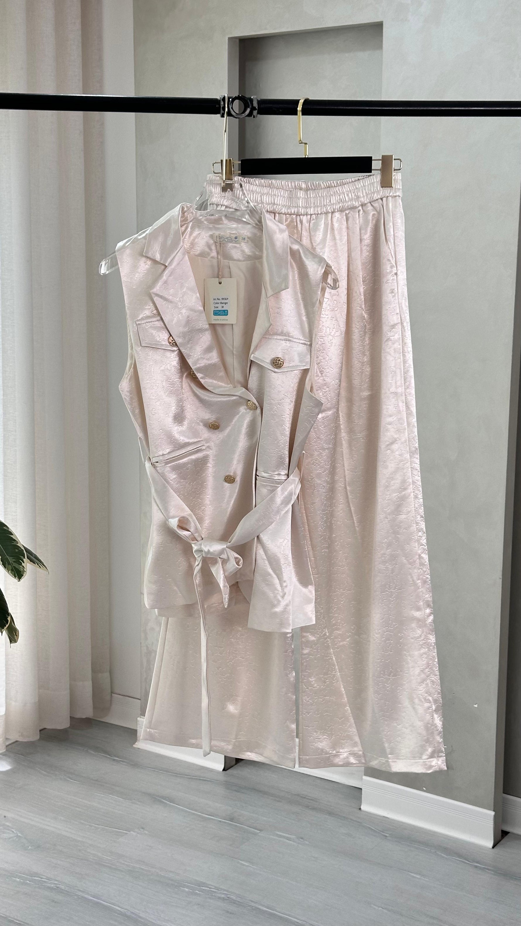 بدلة نسائي برباط خصر