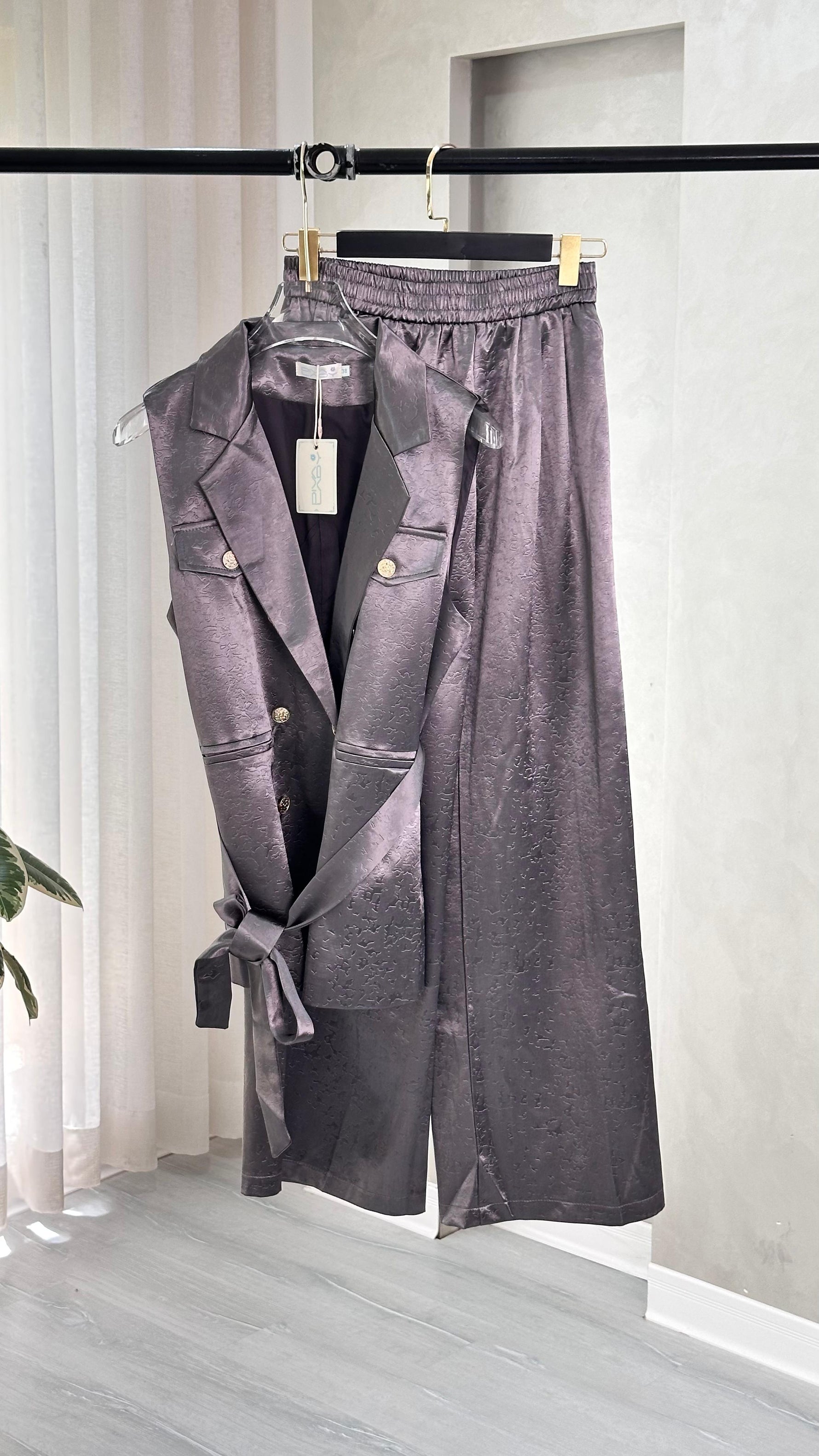 بدلة نسائي برباط خصر