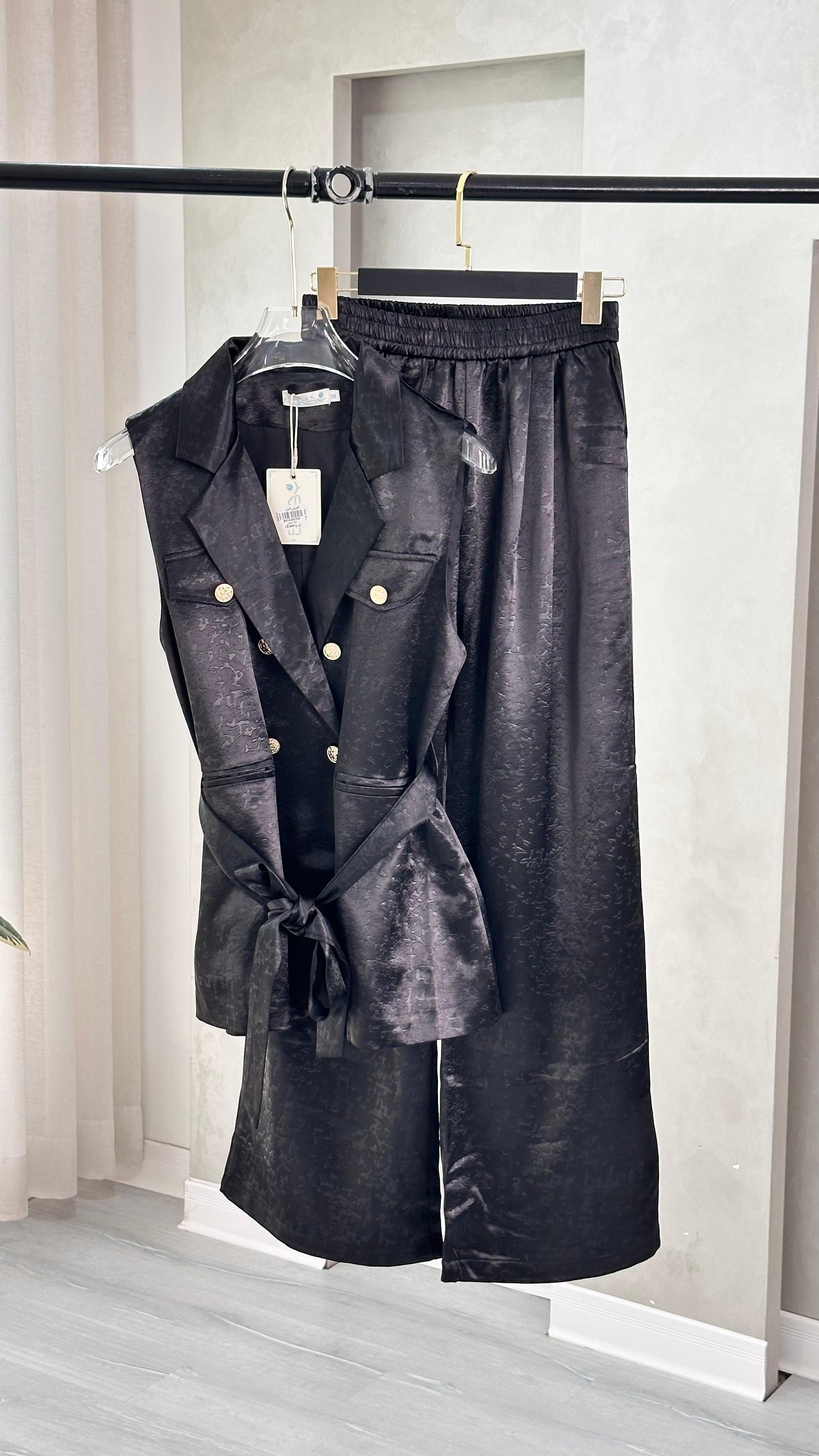 بدلة نسائي برباط خصر