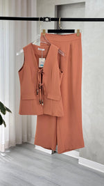 بدلة نسائي برباط من الصدر