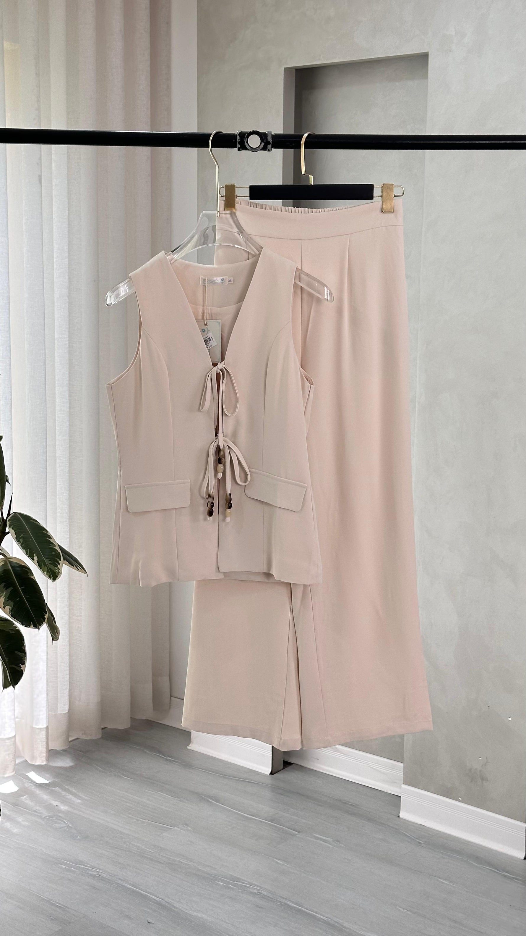 بدلة نسائي برباط من الصدر