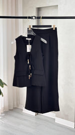 بدلة نسائي برباط من الصدر