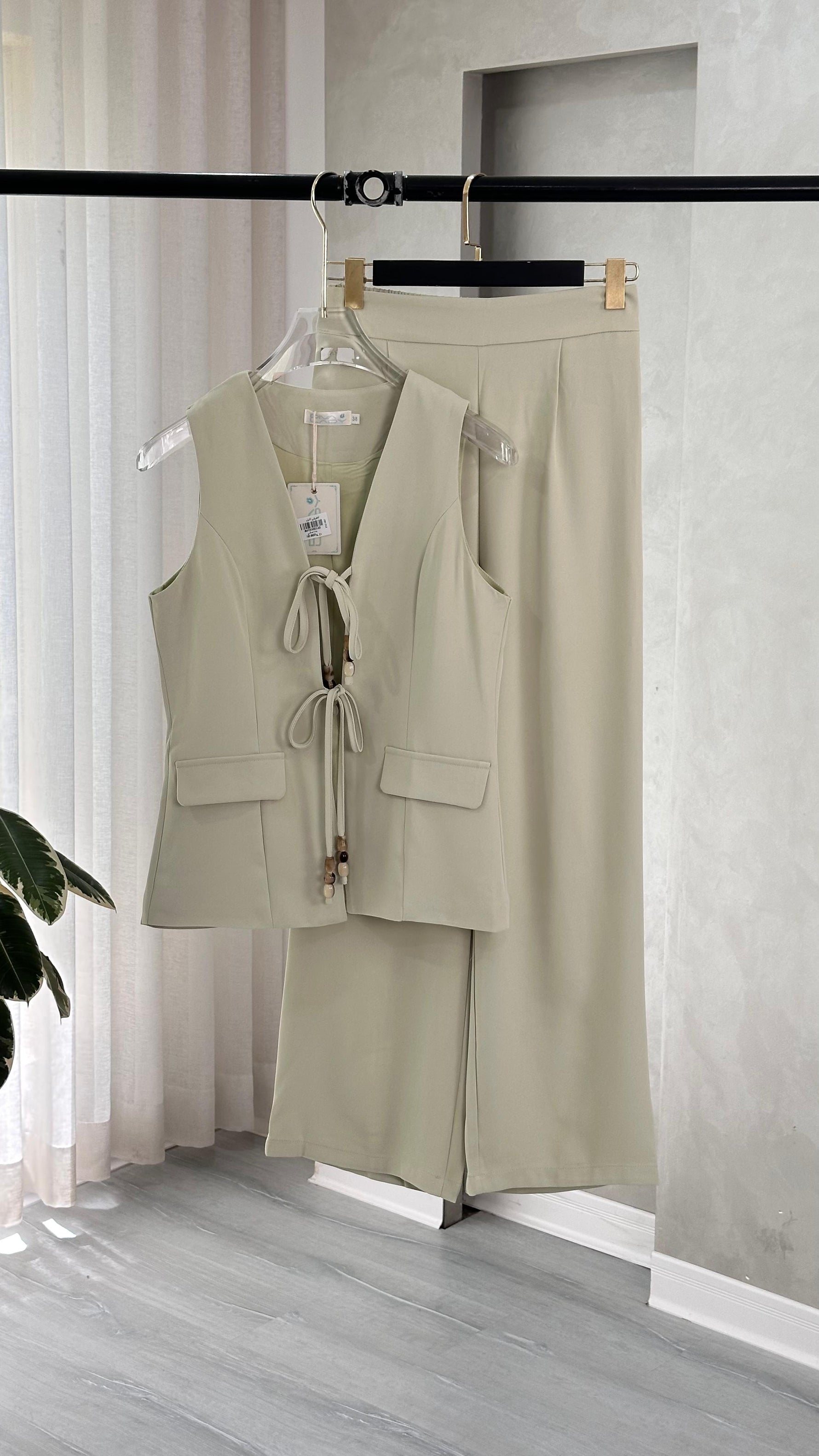 بدلة نسائي برباط من الصدر