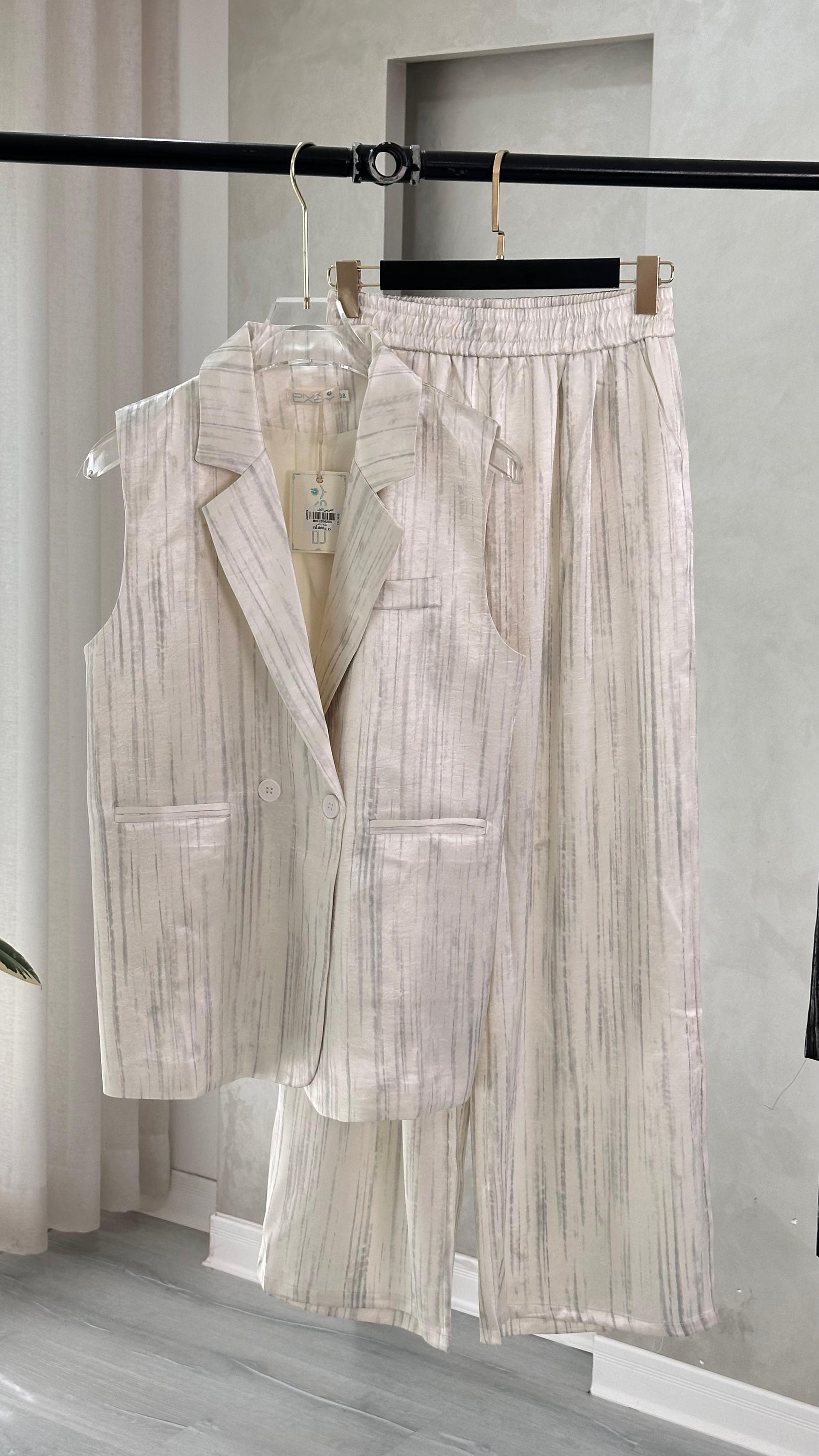 بدلة نسائي بخطوط طولية