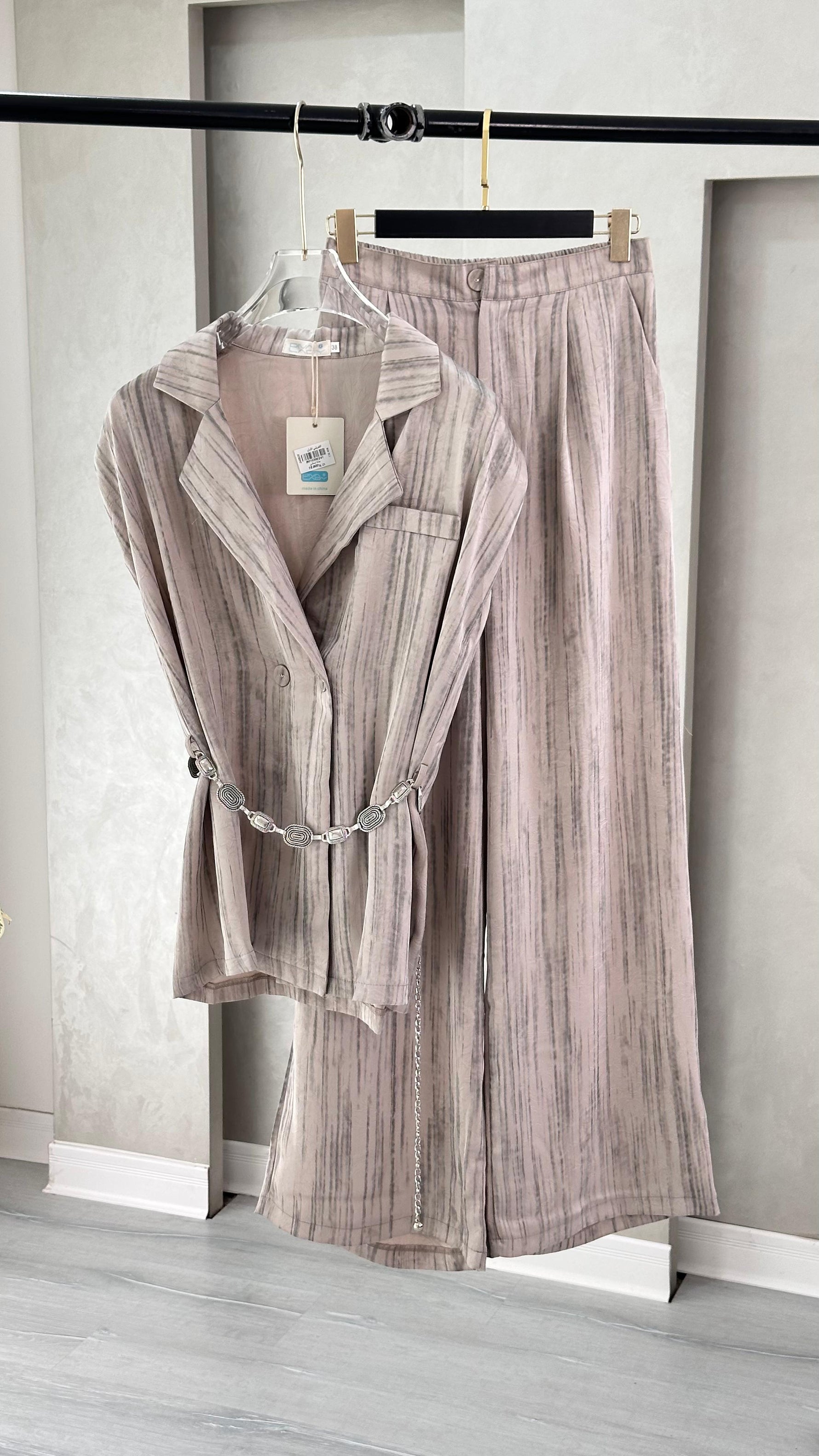 بدلة نسائي من غير اكمام