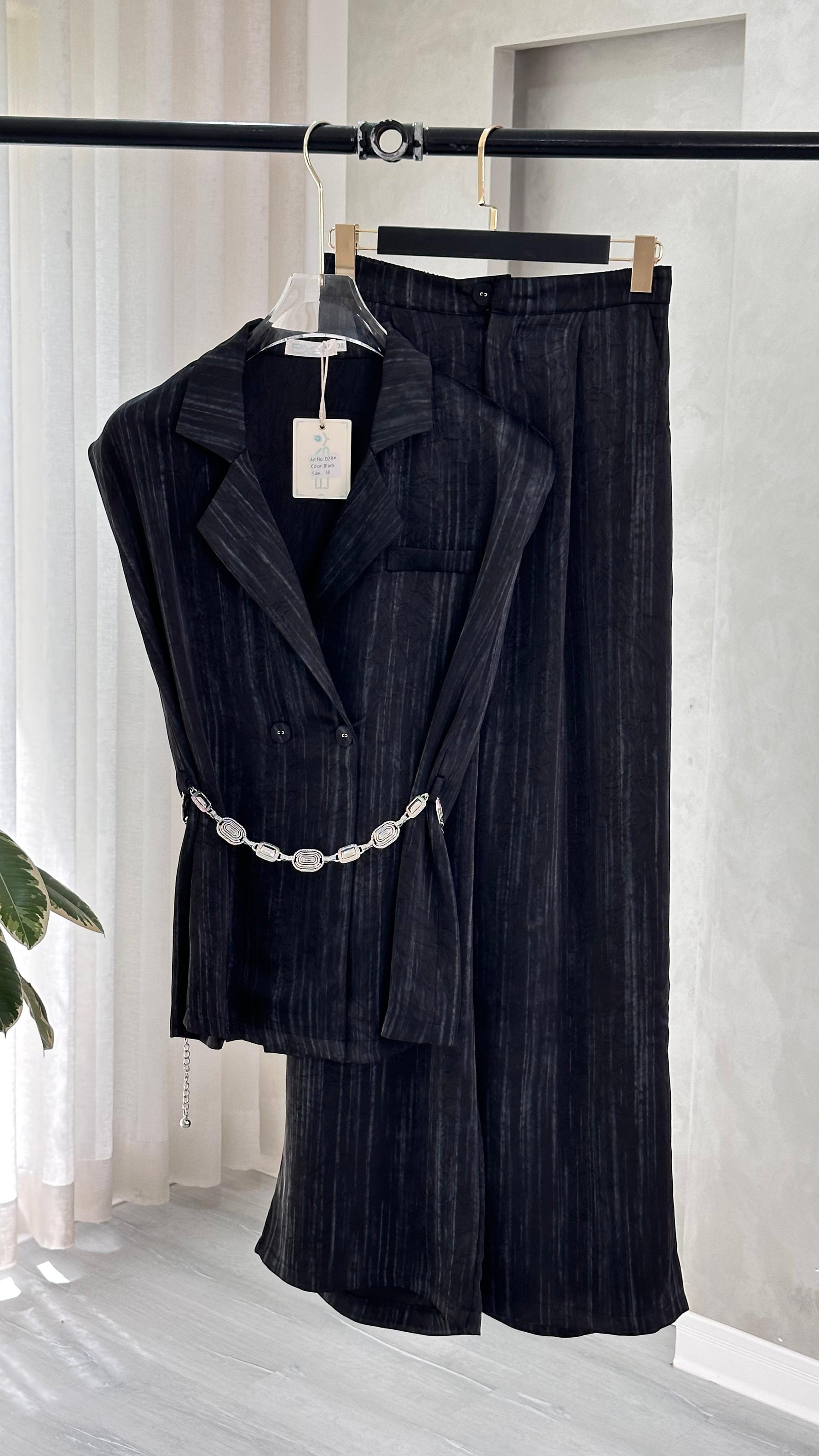 بدلة نسائي من غير اكمام