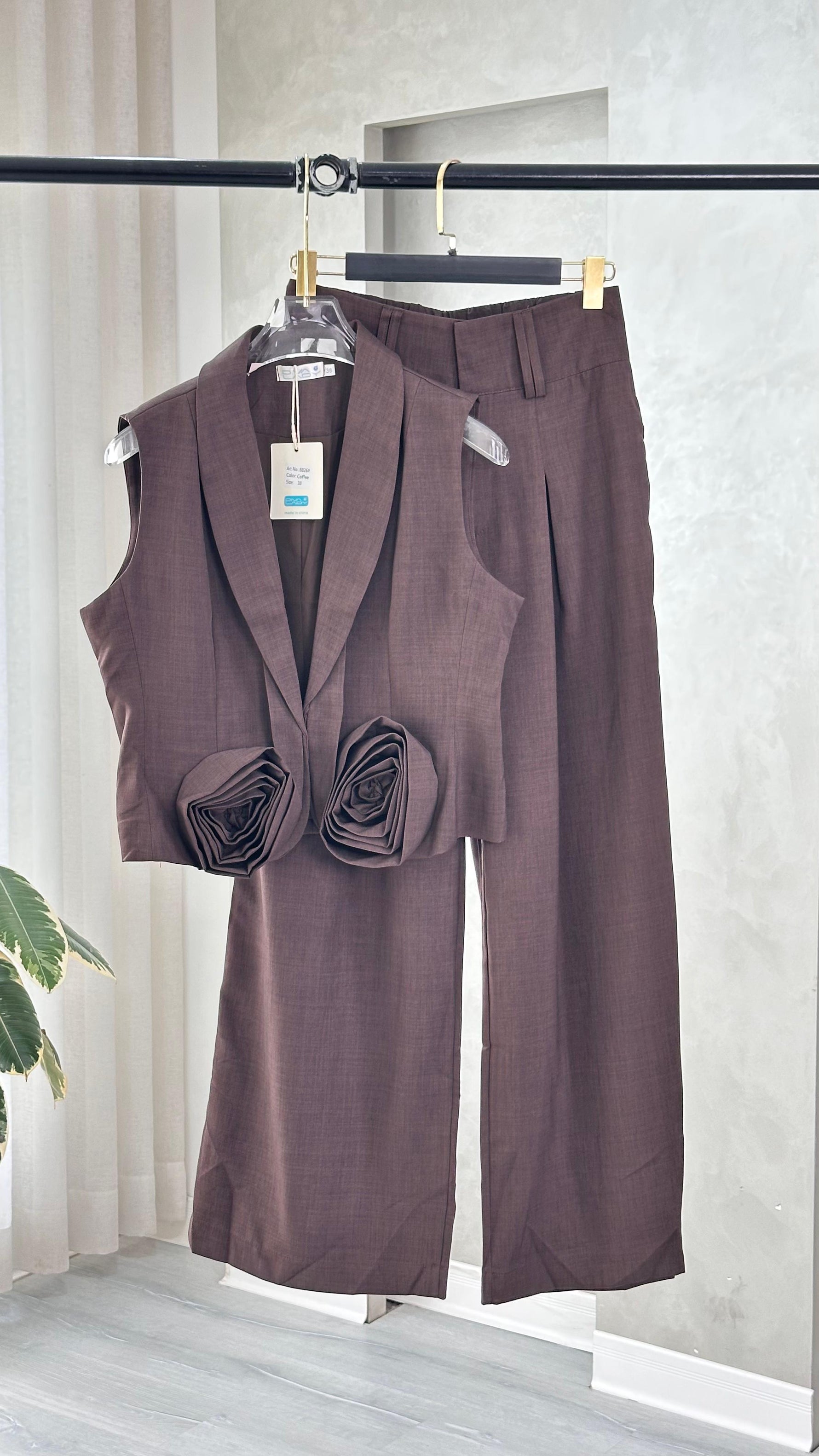 بدلة حفر بتصميم ورود على الجيوب