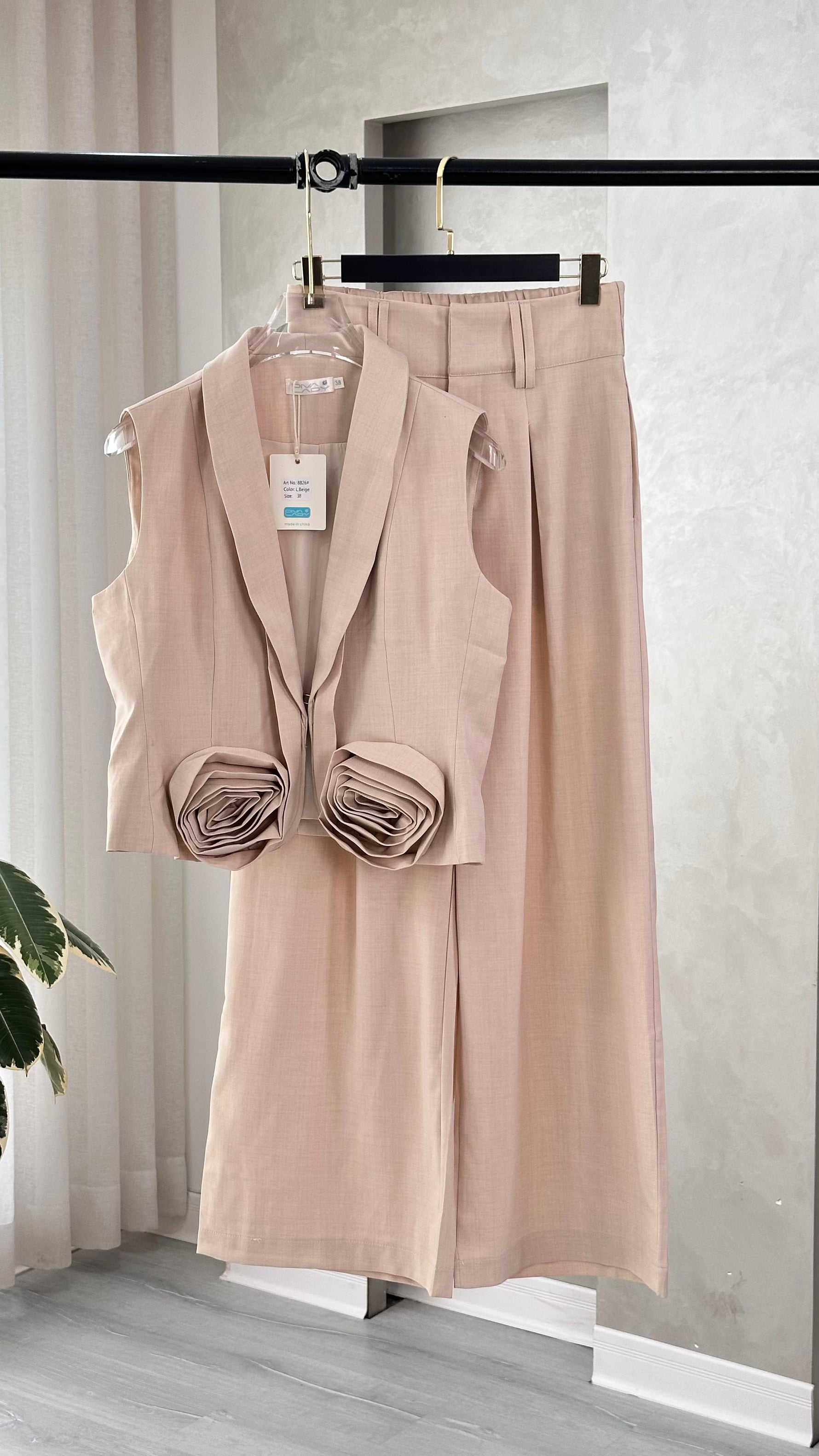 بدلة حفر بتصميم ورود على الجيوب