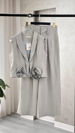 بدلة حفر بتصميم ورود على الجيوب