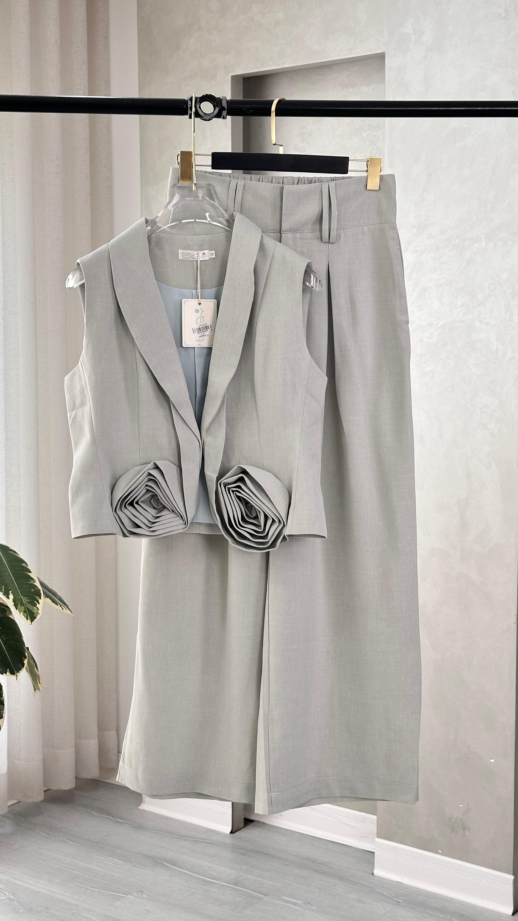 بدلة حفر بتصميم ورود على الجيوب