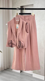 بدلة حفر بتصميم ورود على الجيوب