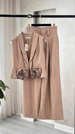 بدلة حفر بتصميم ورود على الجيوب