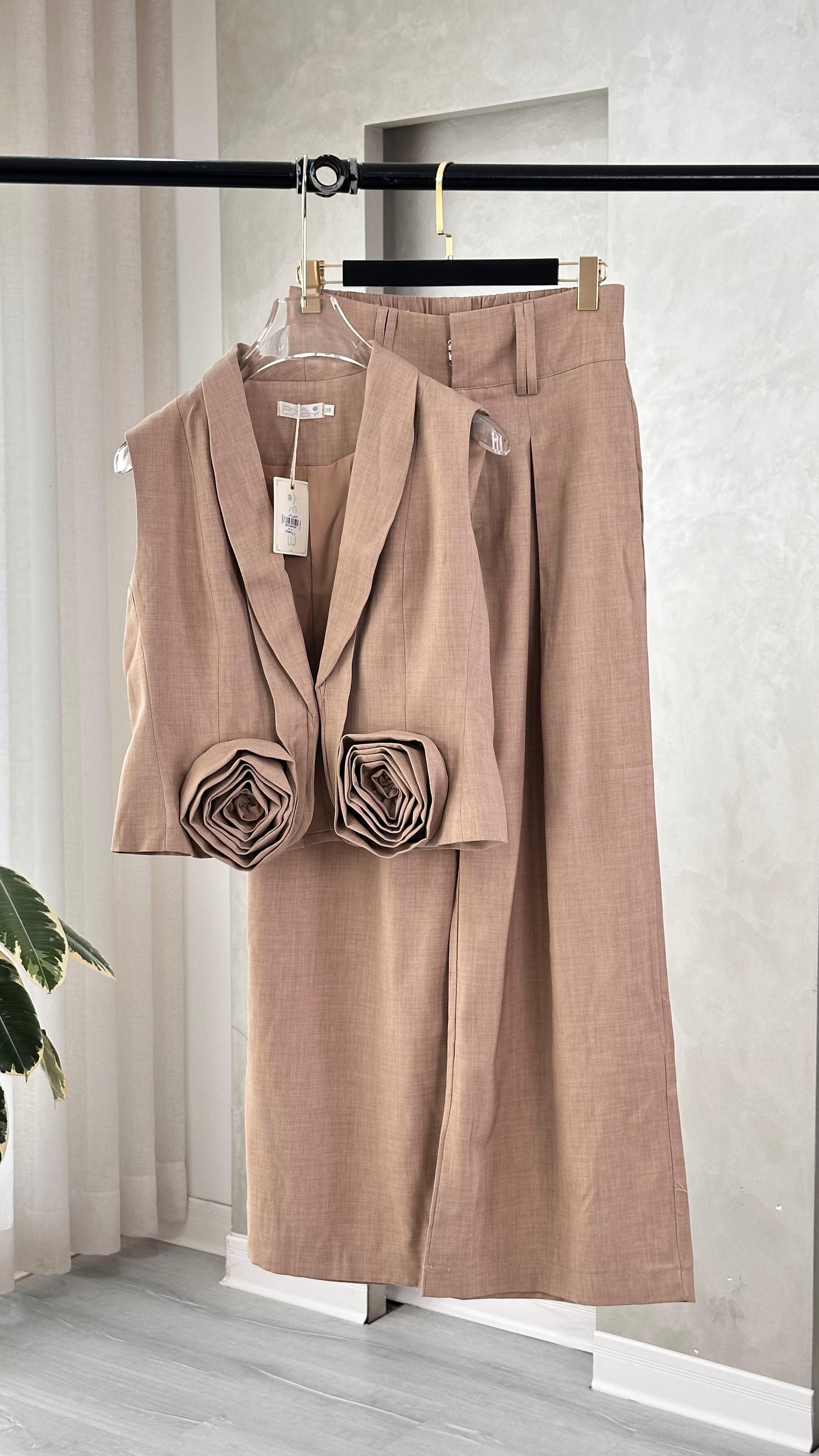 بدلة حفر بتصميم ورود على الجيوب