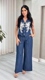 بدلة حفر بتطريز من الصدر