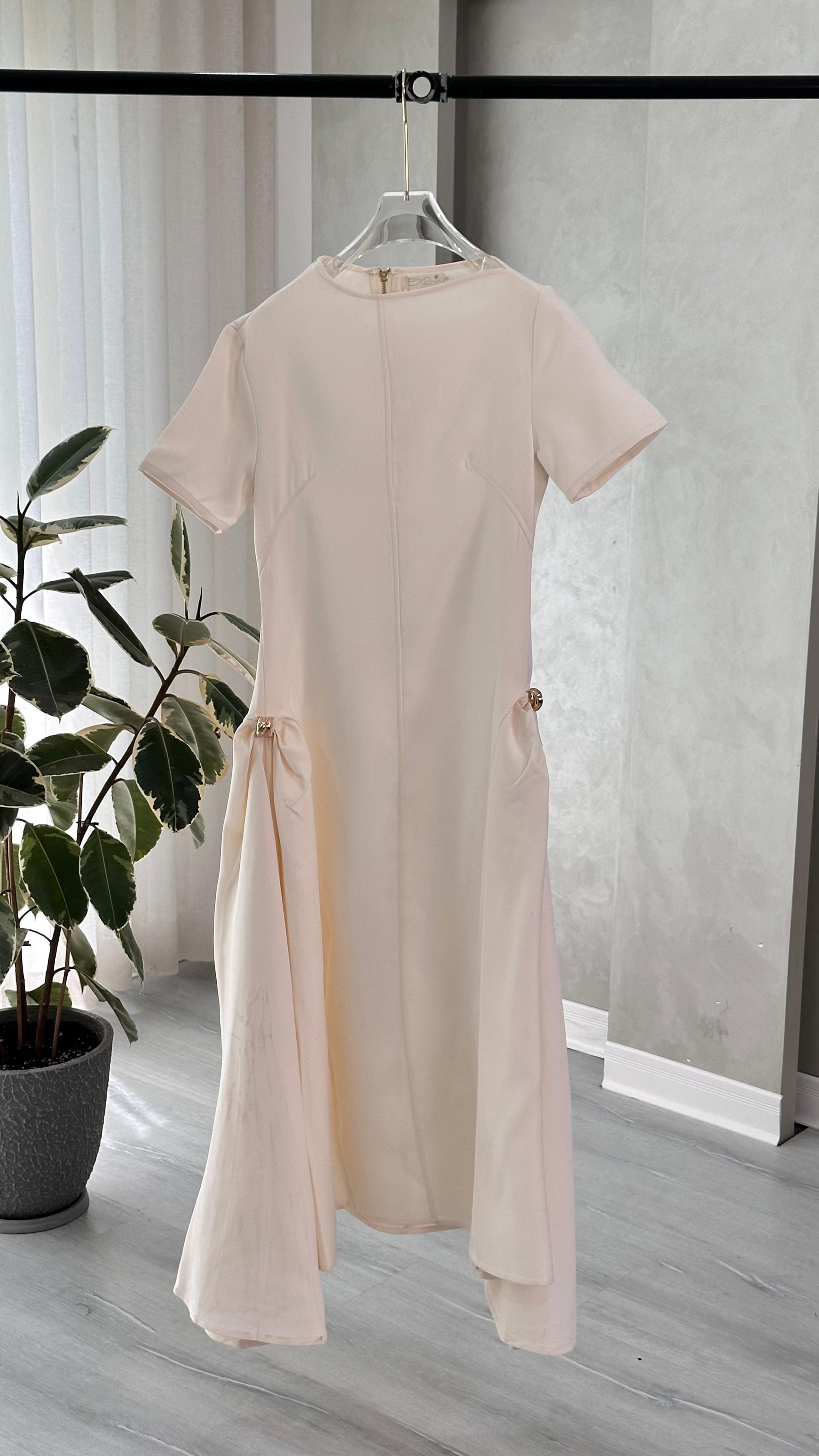 فستان نسائي