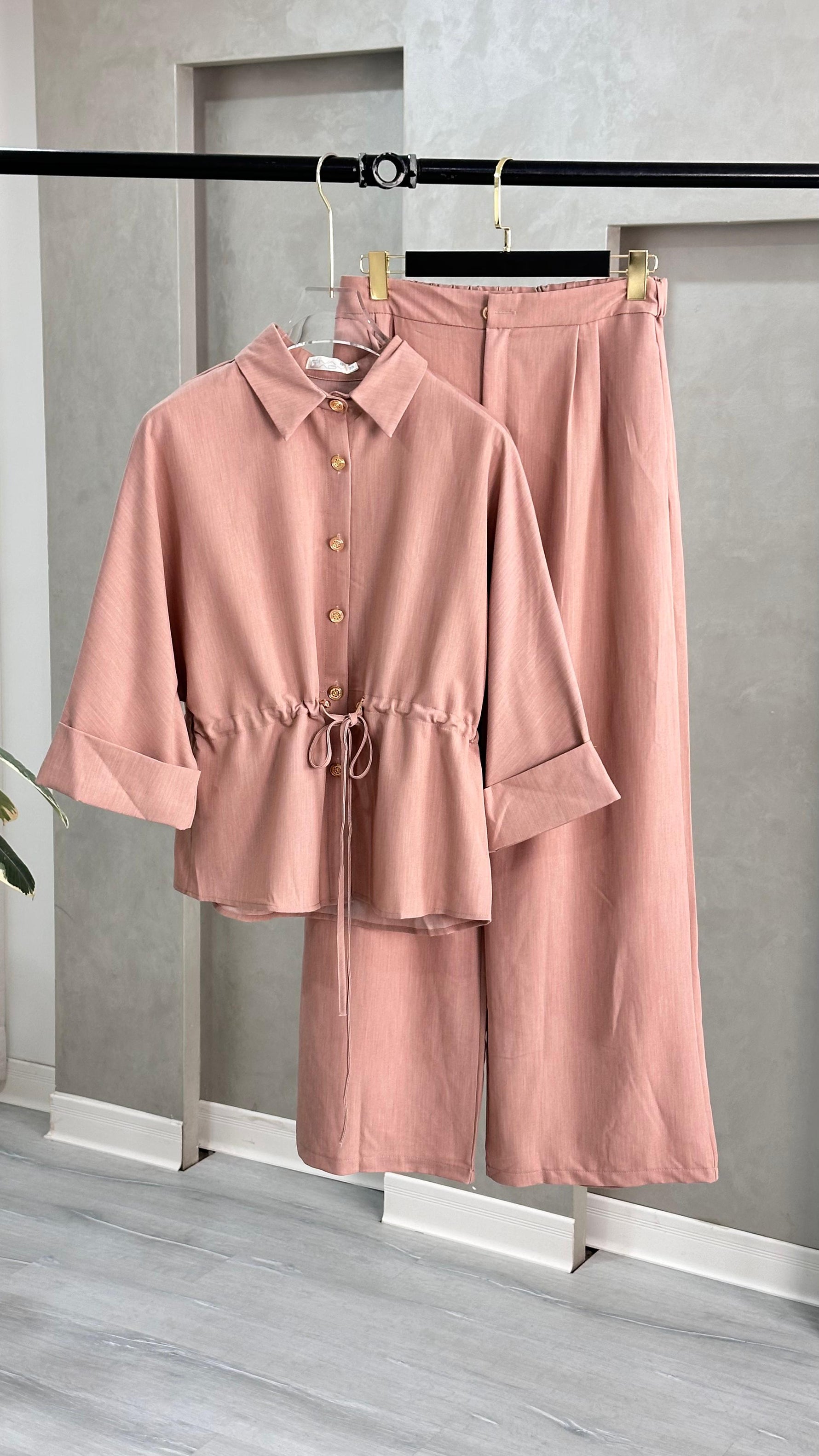 بدلة نسائي بحزام ربط