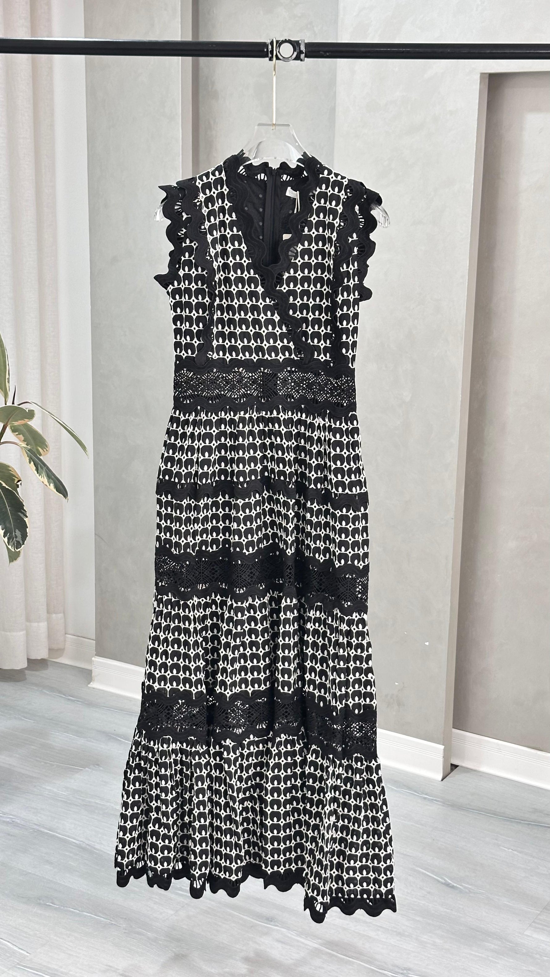 فستان نسائي مطرز