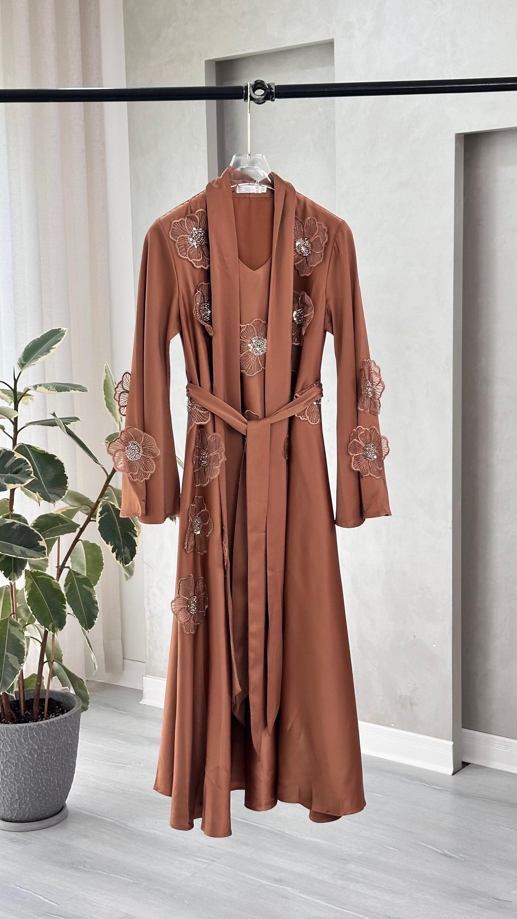 فستان نسائي مع رداء