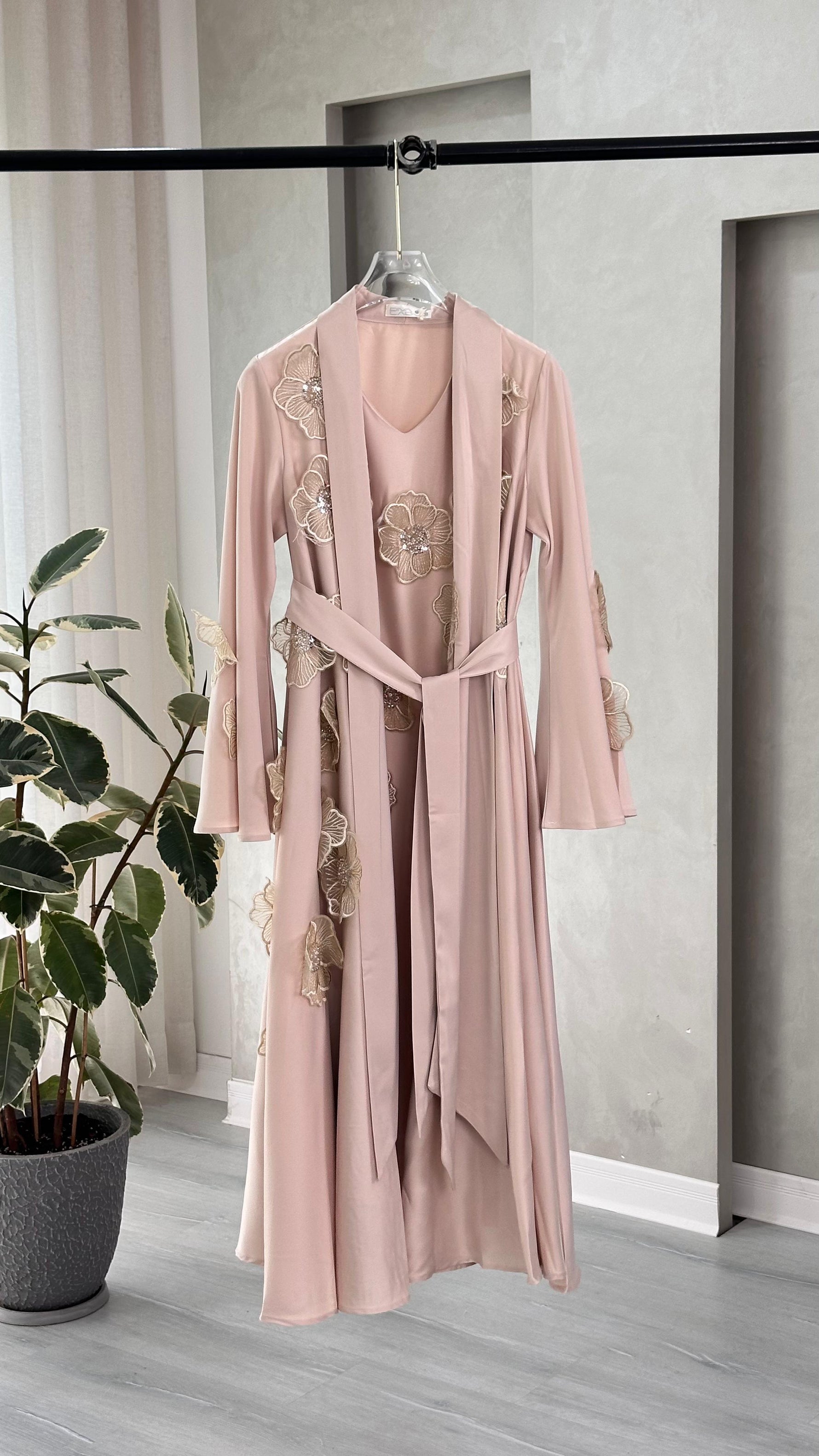 فستان نسائي مع رداء