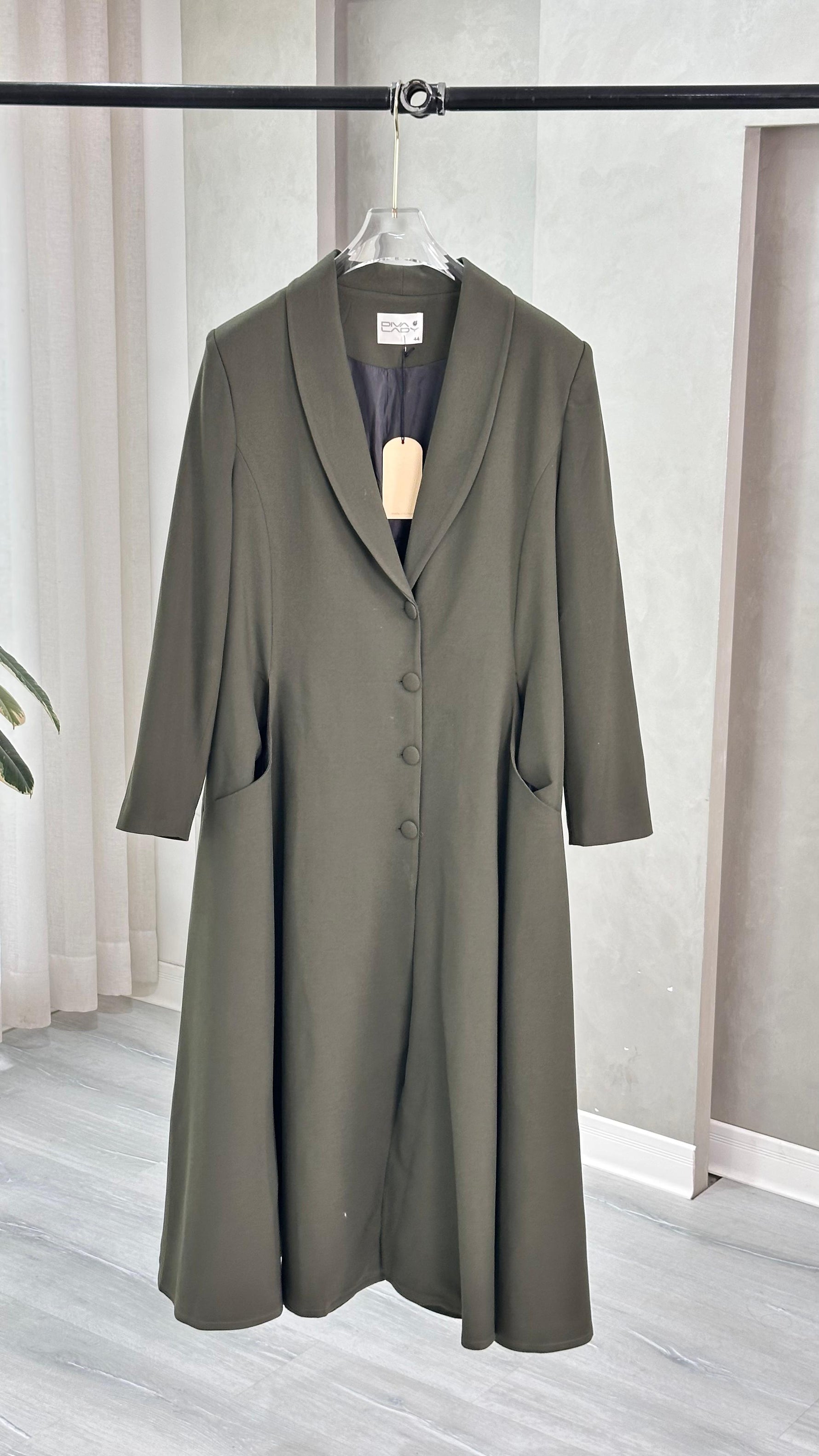 جاكيت نسائي مع ازرار