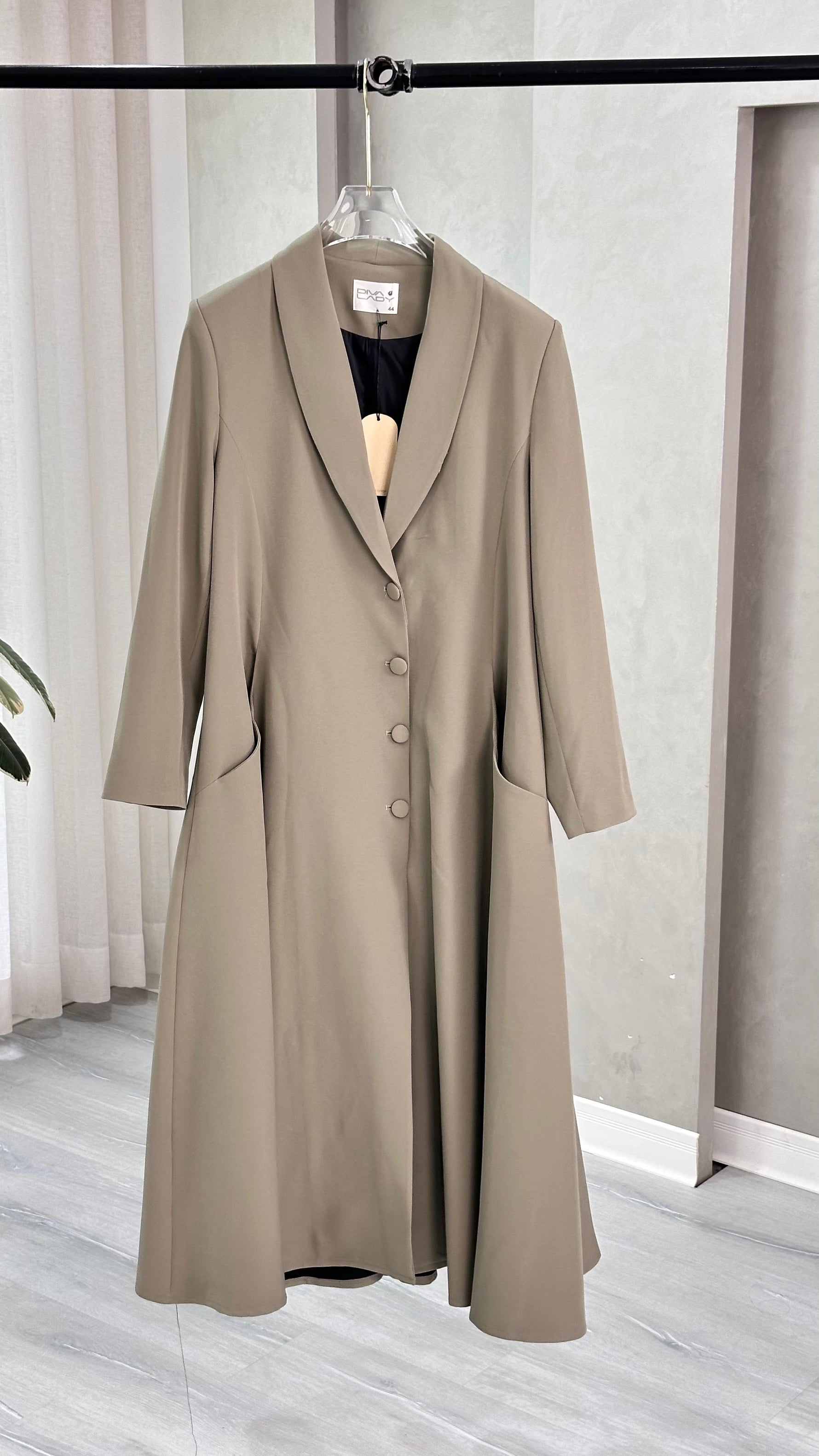 جاكيت نسائي مع ازرار