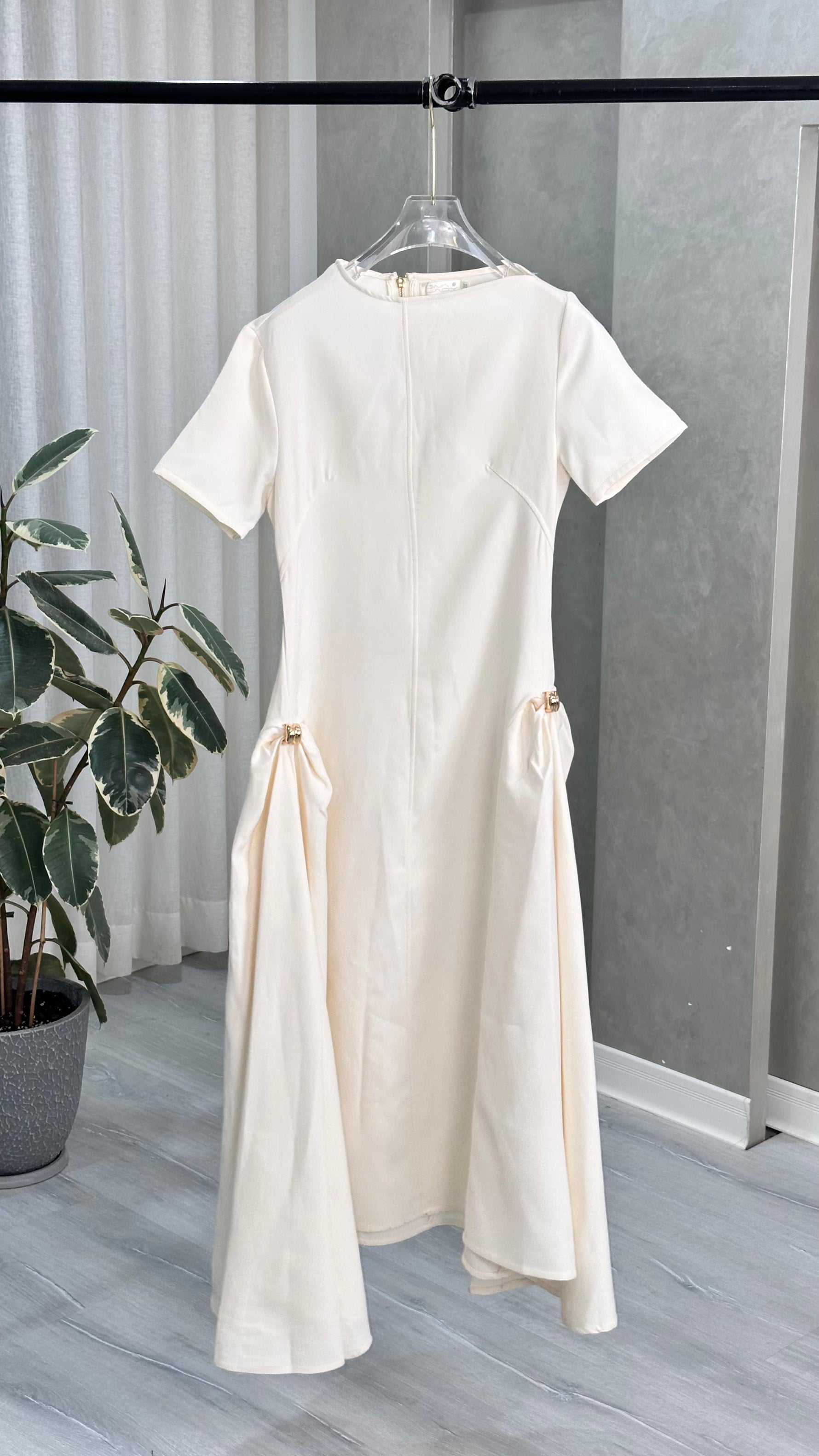 فستان نسائي