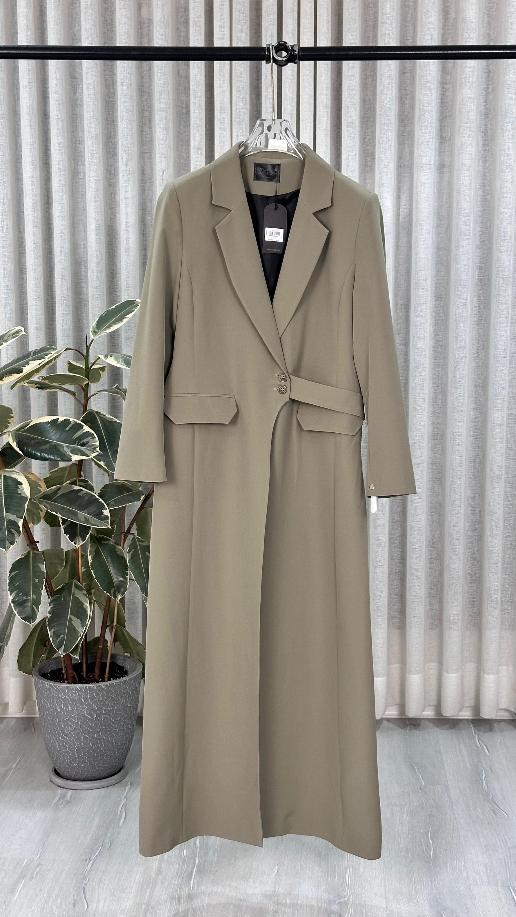 جاكيت نسائي بجيبين