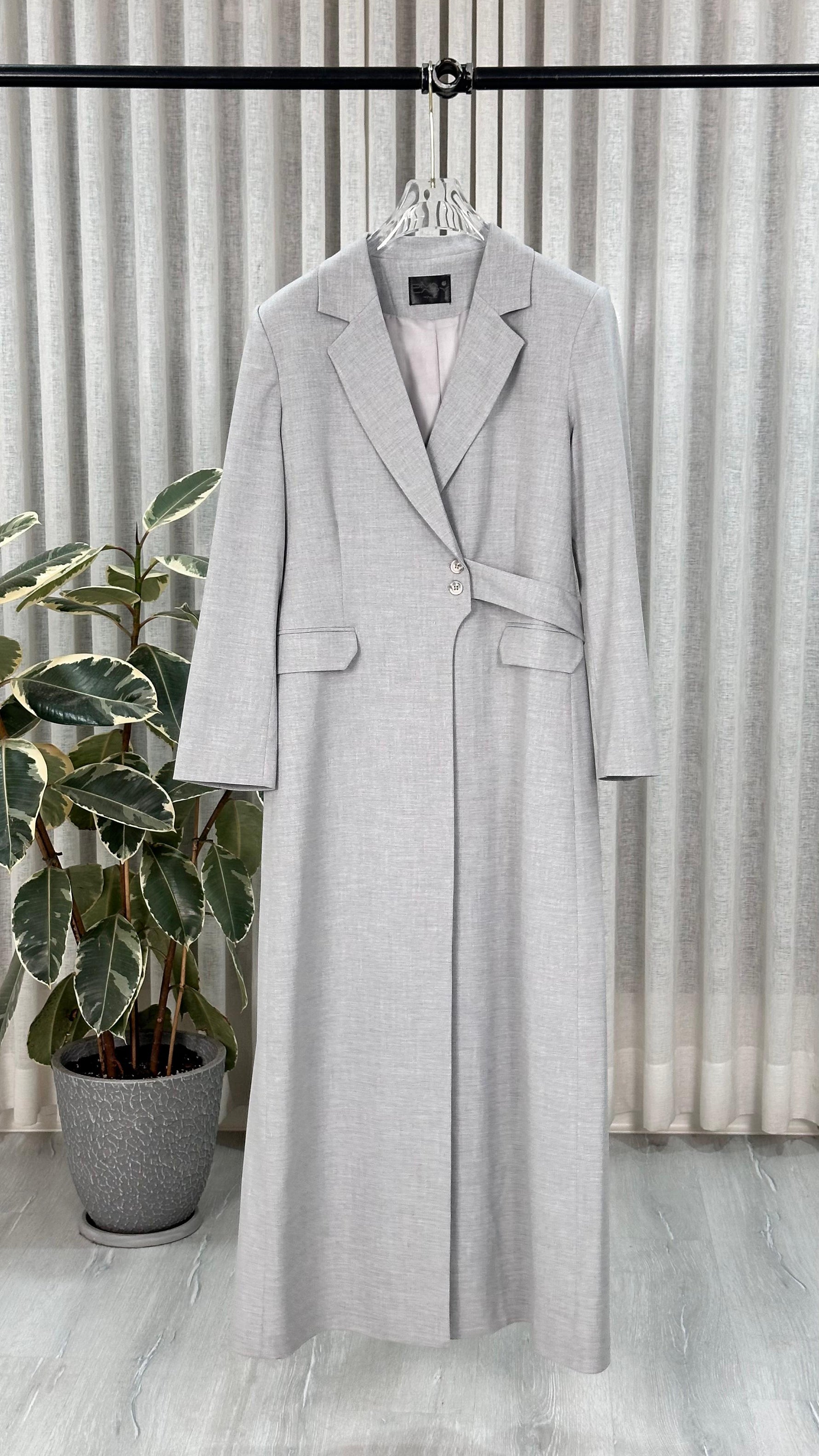 جاكيت نسائي بجيبين