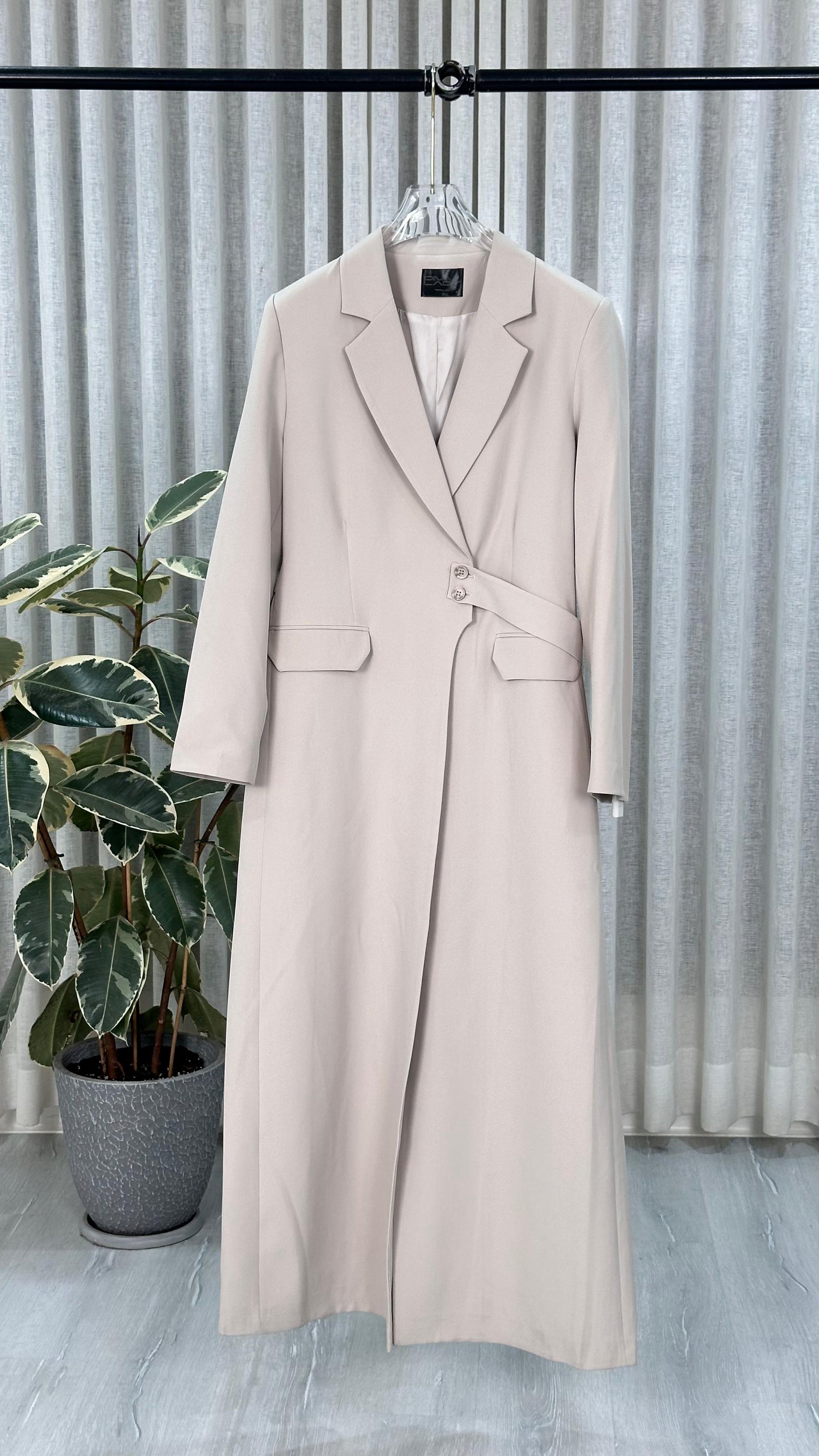 جاكيت نسائي بجيبين