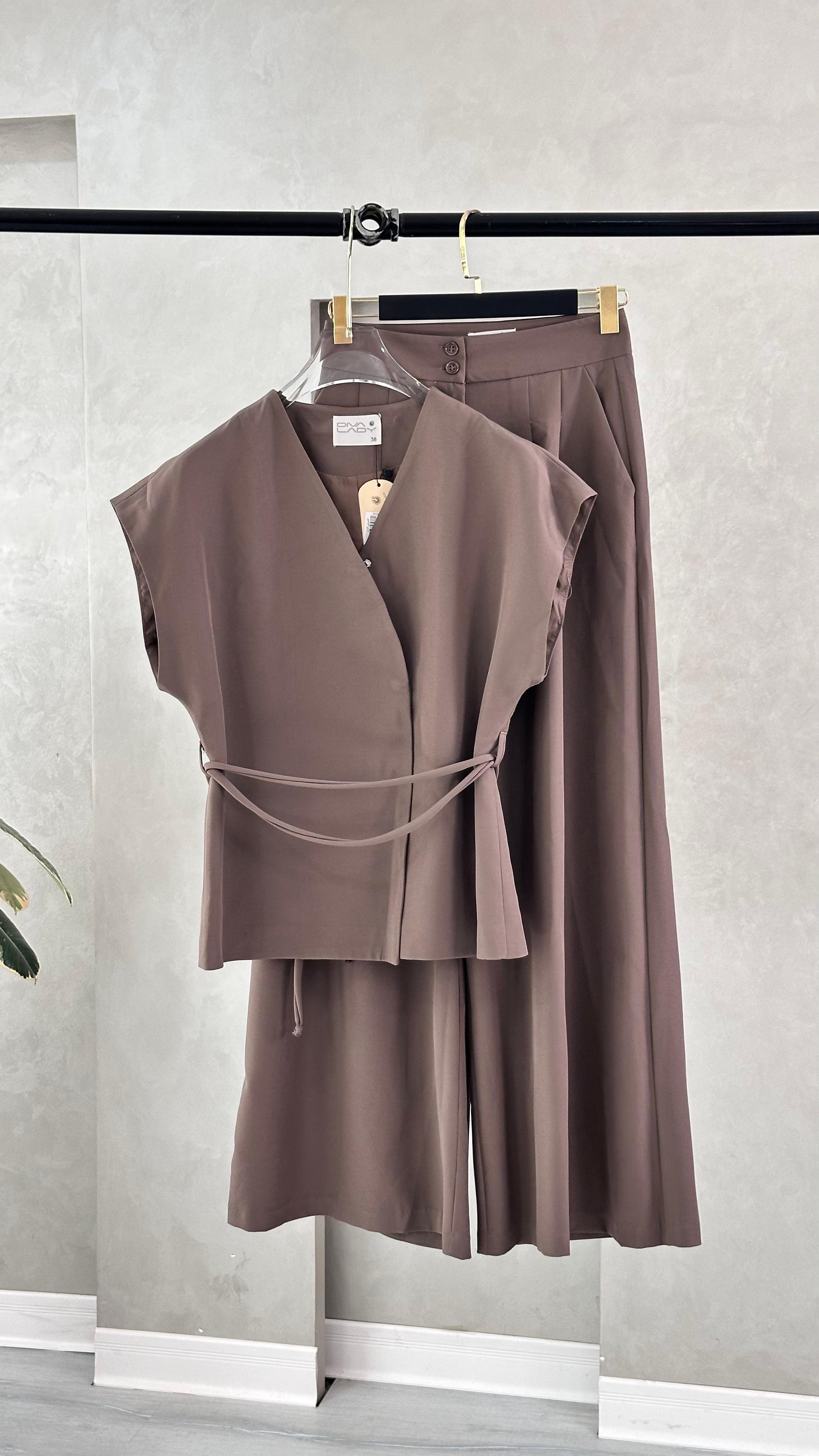 بدلة نسائي من غير اكمام