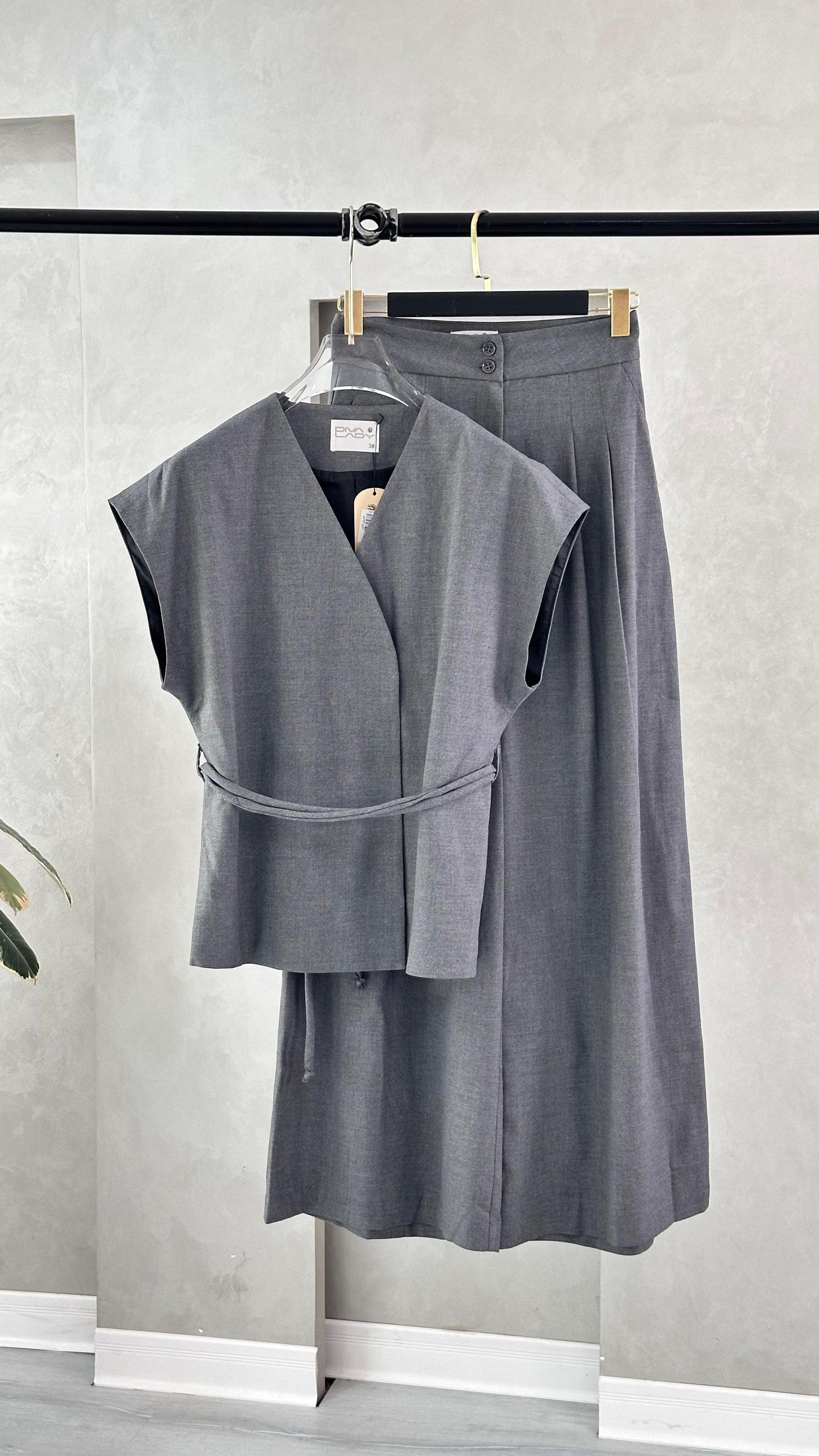 بدلة نسائي من غير اكمام