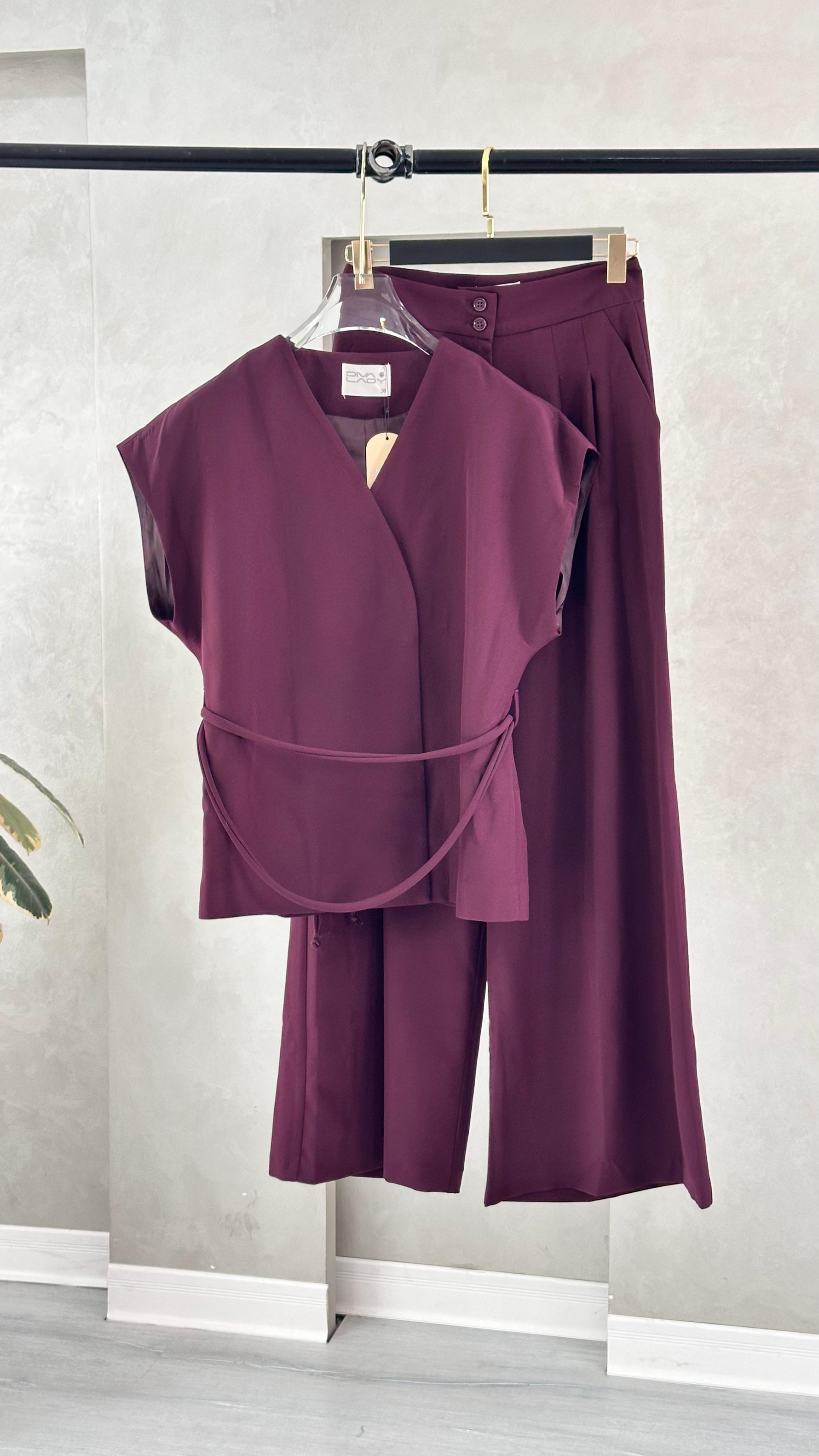 بدلة نسائي من غير اكمام