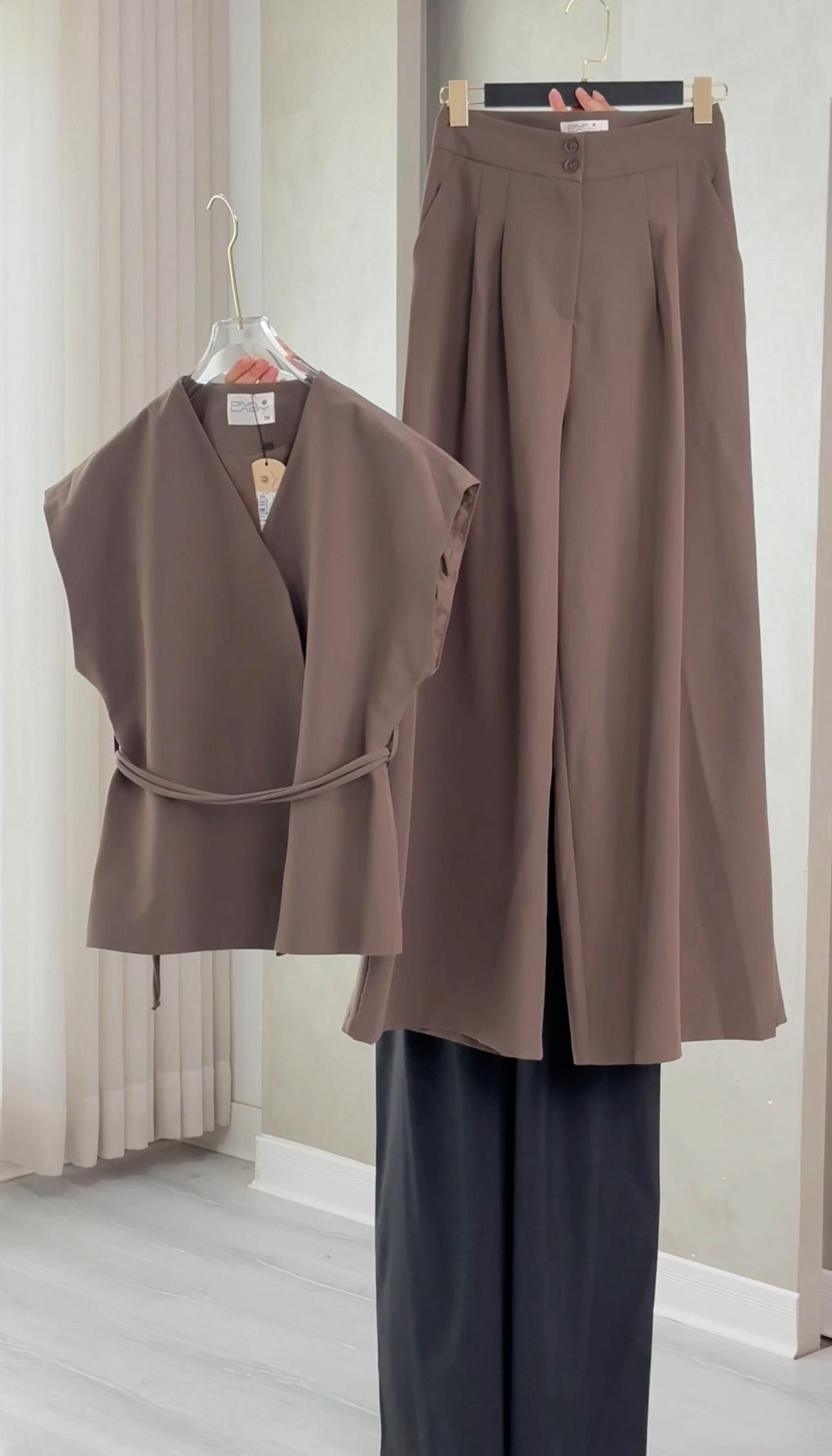 بدلة نسائي من غير اكمام