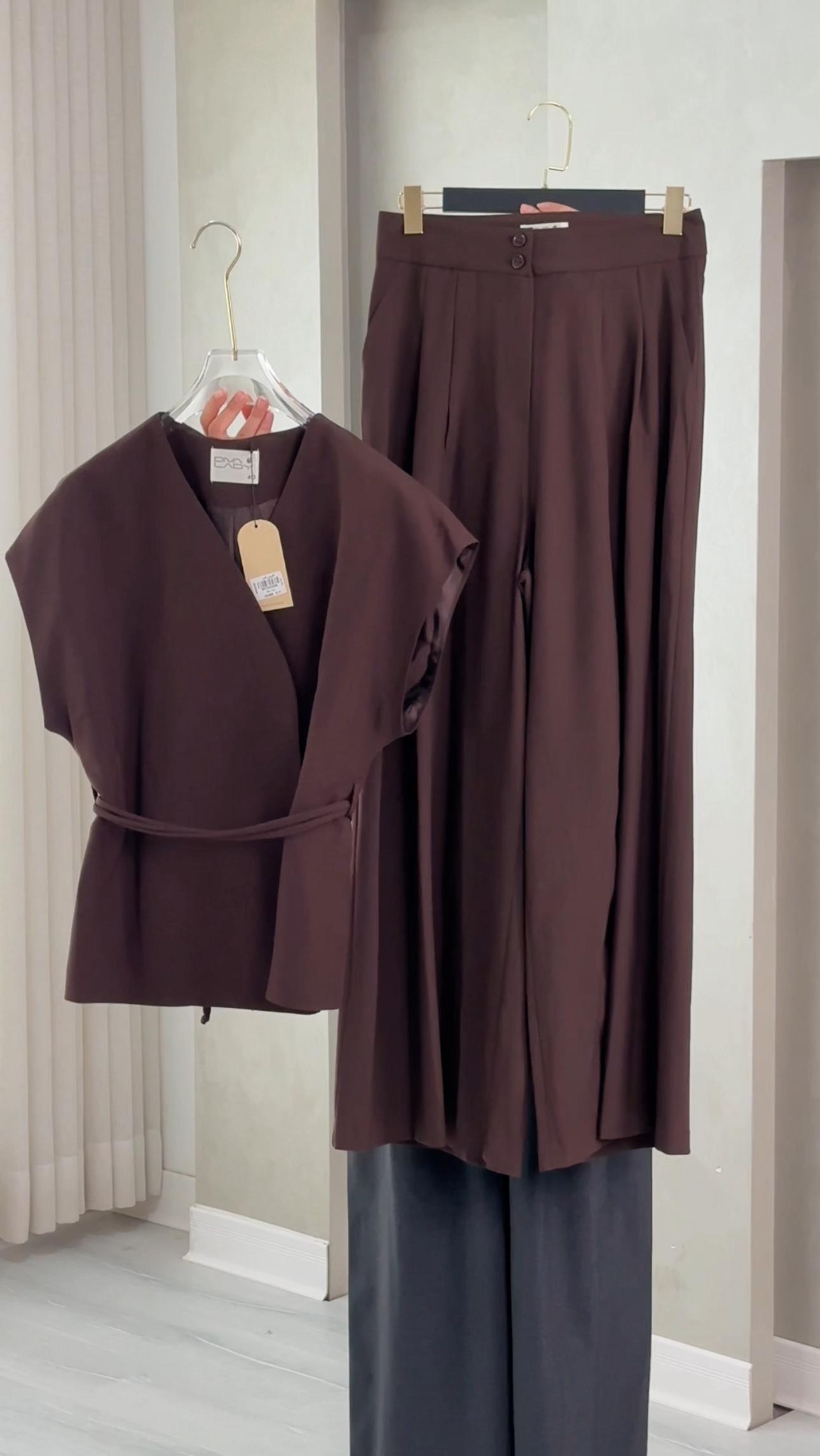 بدلة نسائي من غير اكمام