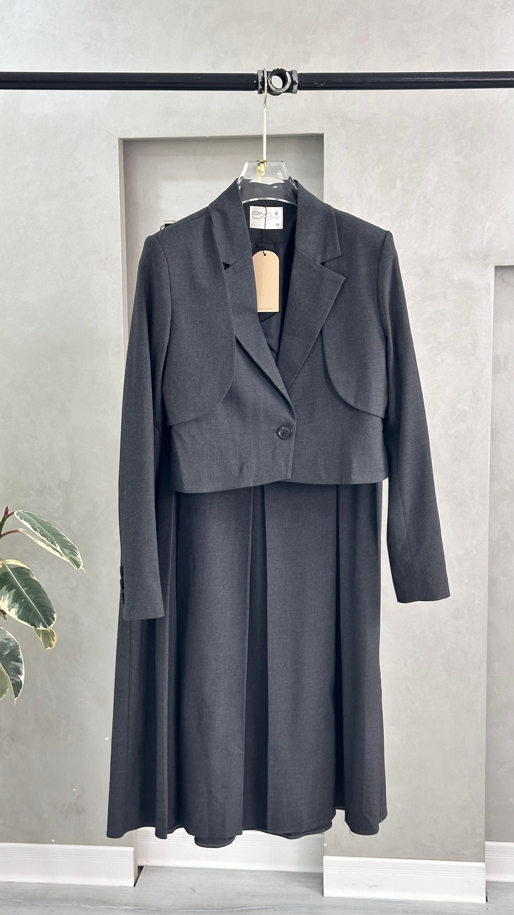 بدلة نسائي بجاكيت قصير