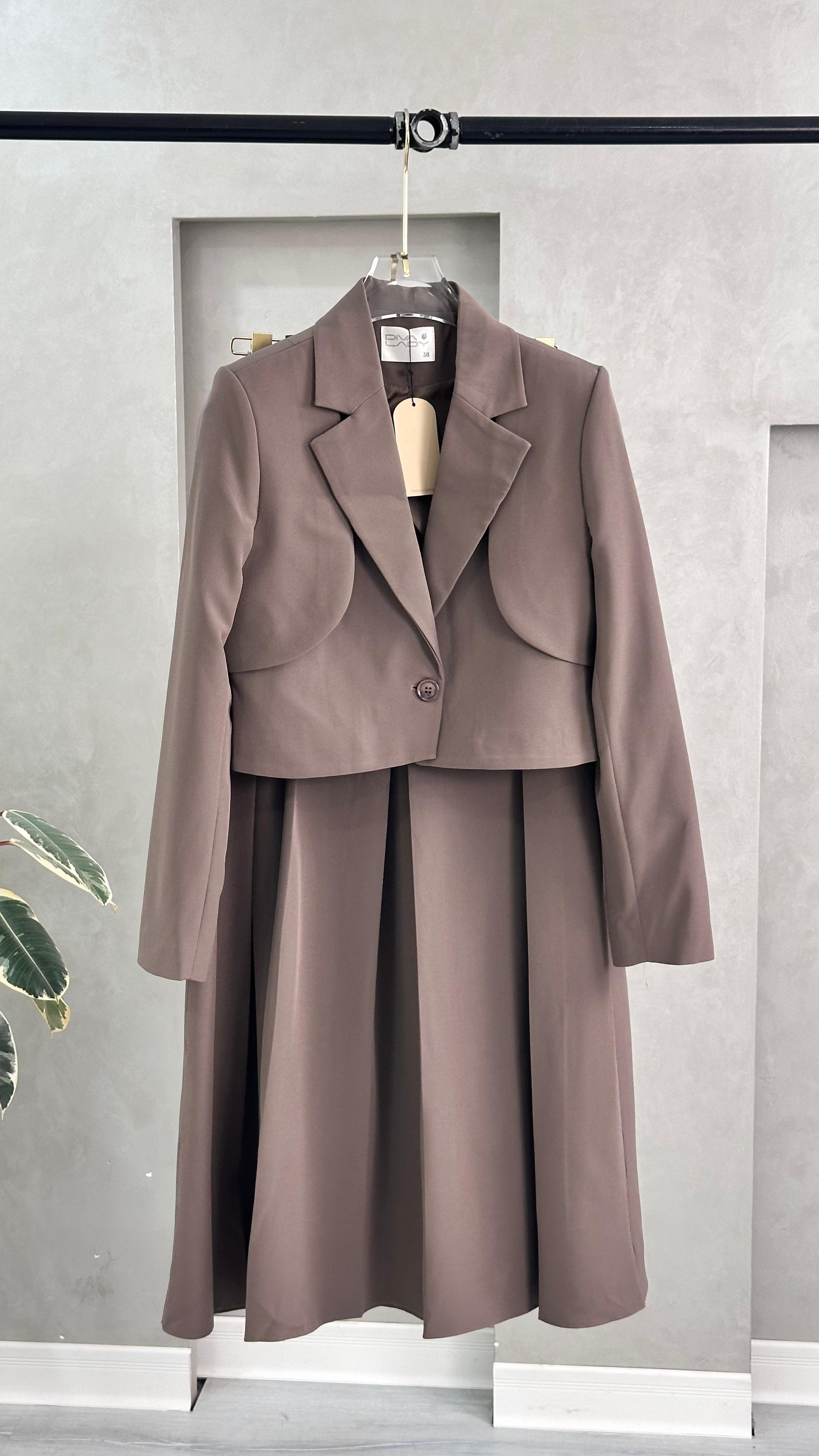 بدلة نسائي بجاكيت قصير