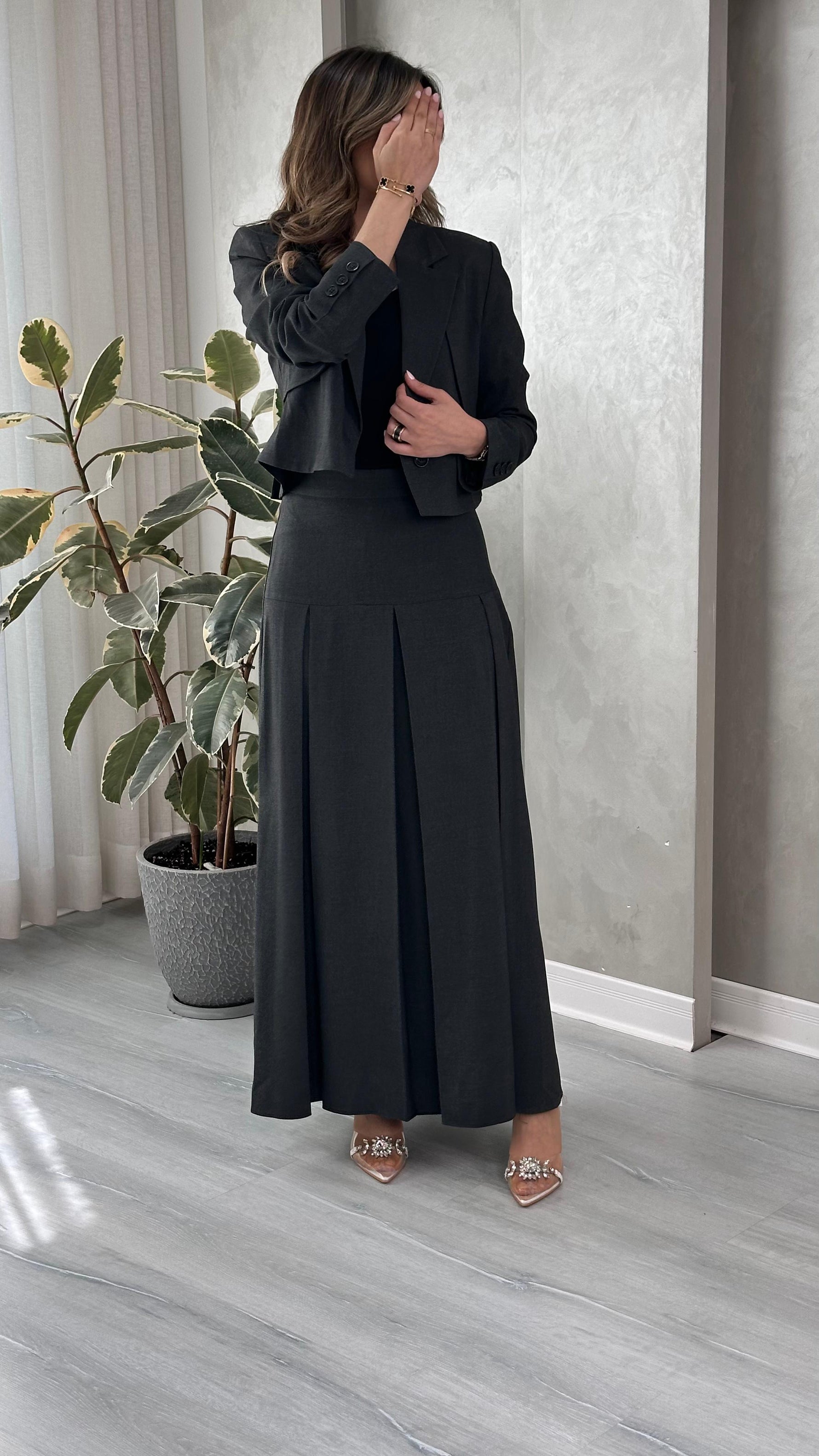 بدلة نسائي بجاكيت قصير