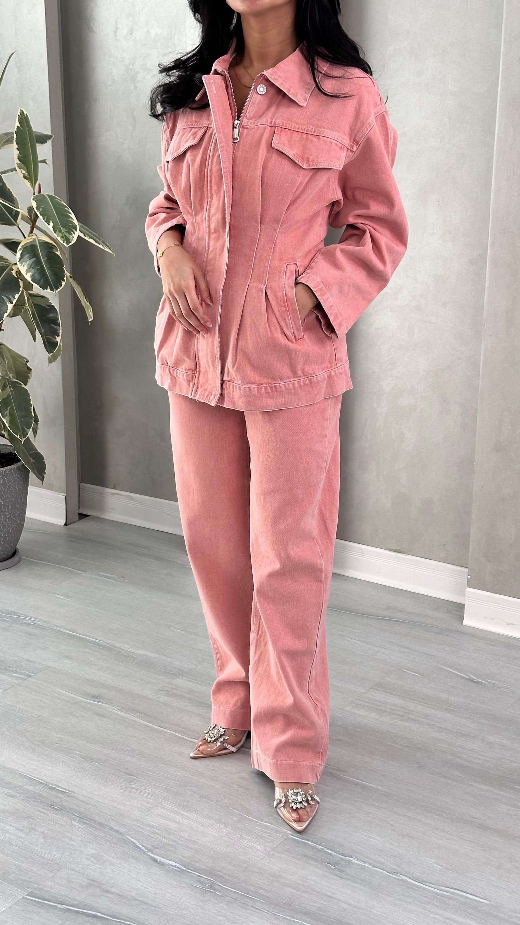 بدلة بتصميم خصر انيق