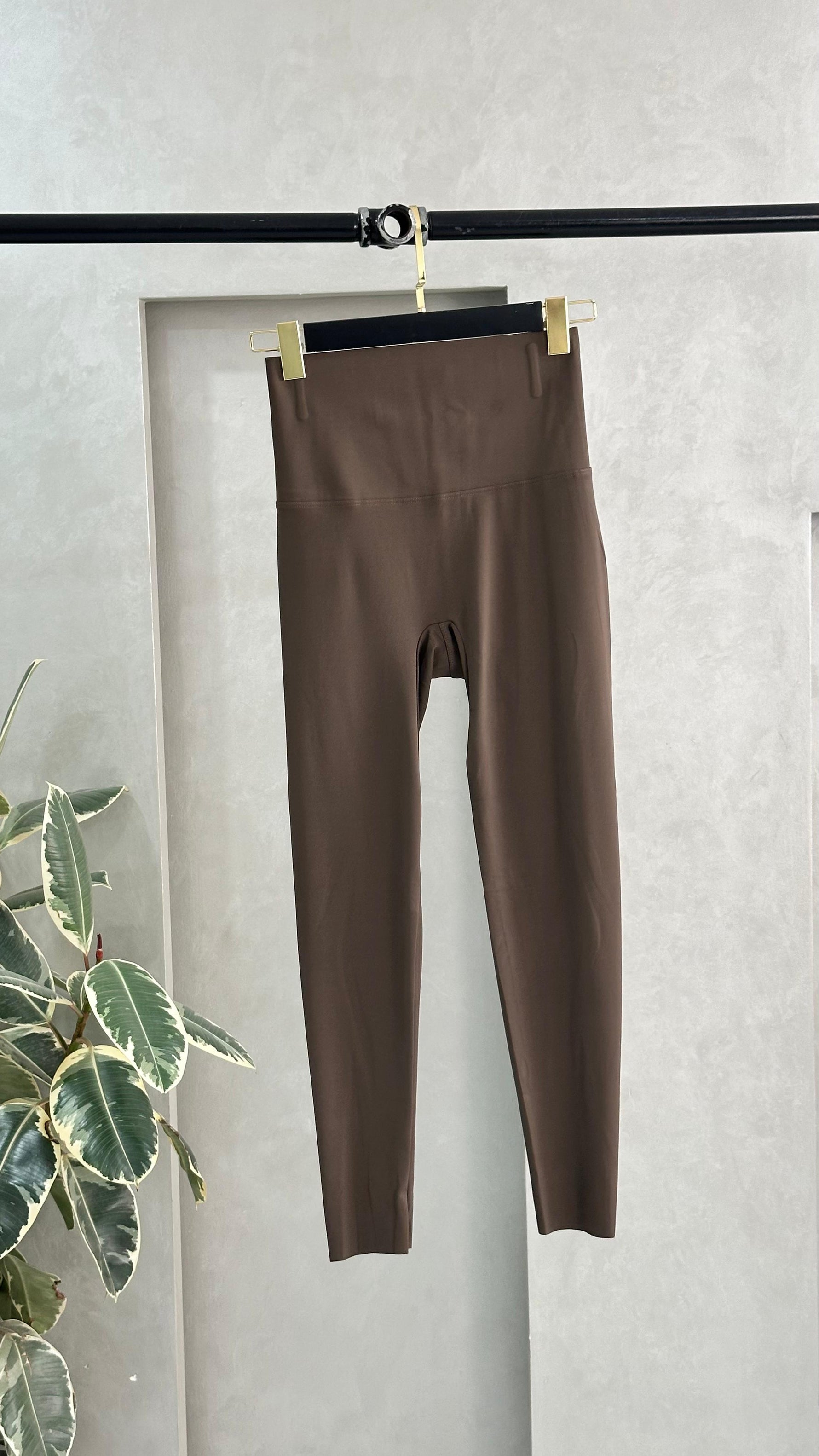 ليقنز نسائي