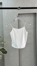 توب نسائي بحمالة رفيعة