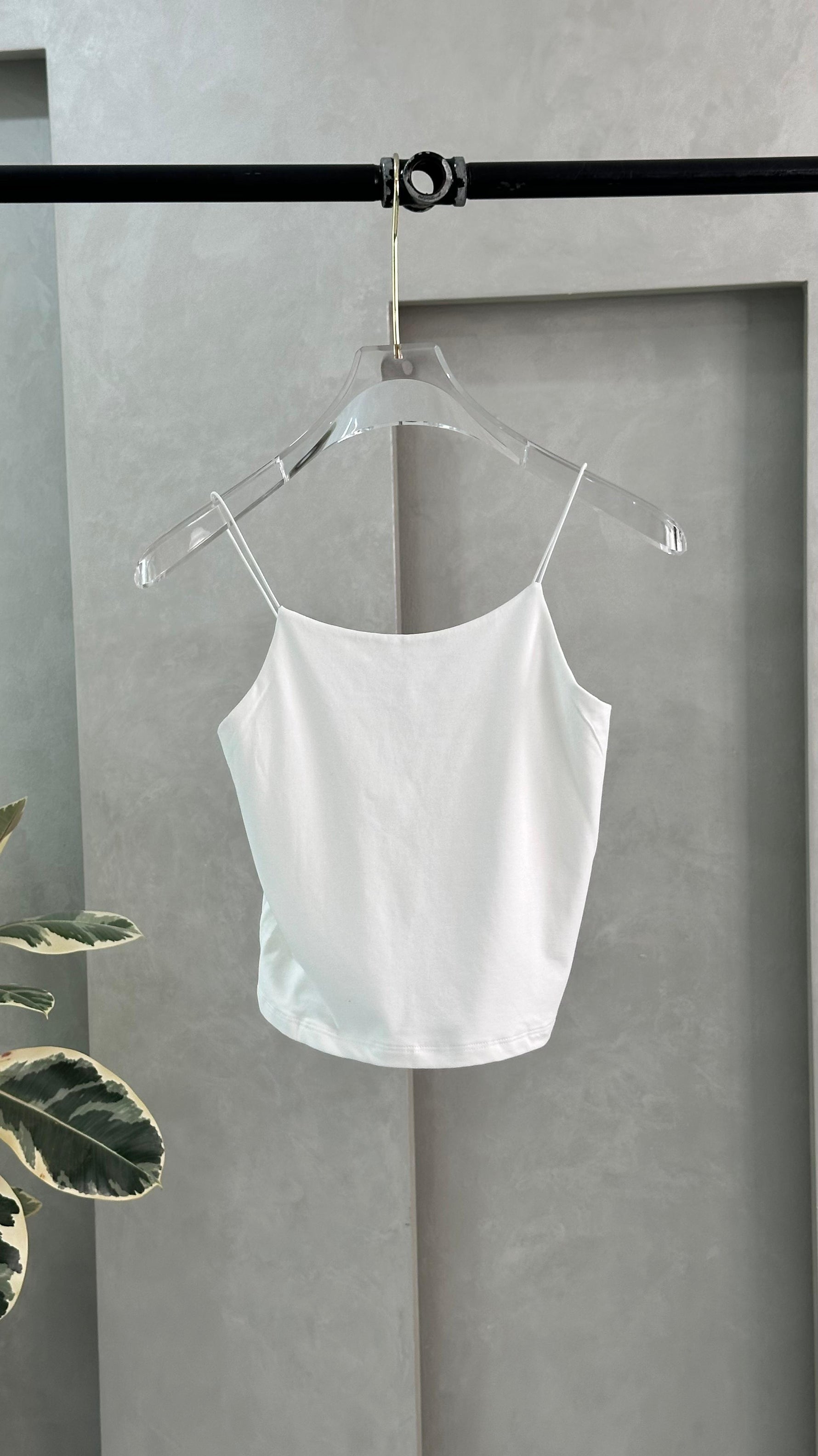 توب نسائي بحمالة رفيعة